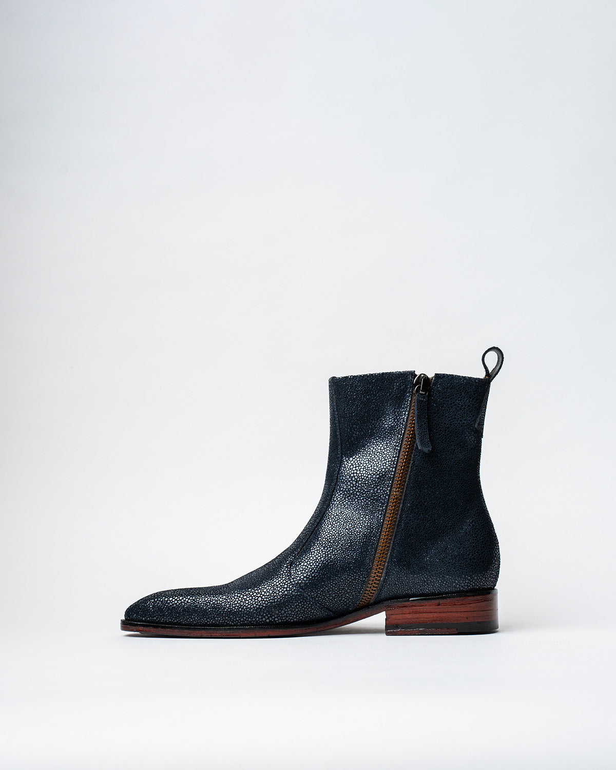 COWBOY ANKLE BOOTS WITH A SQUARE POINTED TOE AND TRAPEZOID HEEL, FEATURING A SIDE ZIP CLOSURE