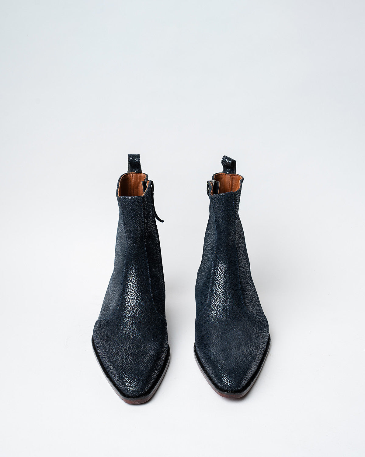 COWBOY ANKLE BOOTS WITH A SQUARE POINTED TOE AND TRAPEZOID HEEL, FEATURING A SIDE ZIP CLOSURE