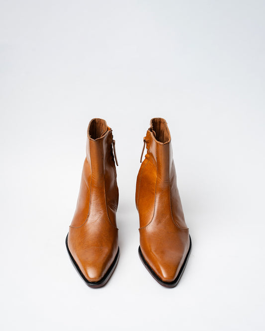 COWBOY ANKLE BOOTS WITH A SQUARE POINTED TOE AND TRAPEZOID HEEL, FEATURING A SIDE ZIP CLOSURE