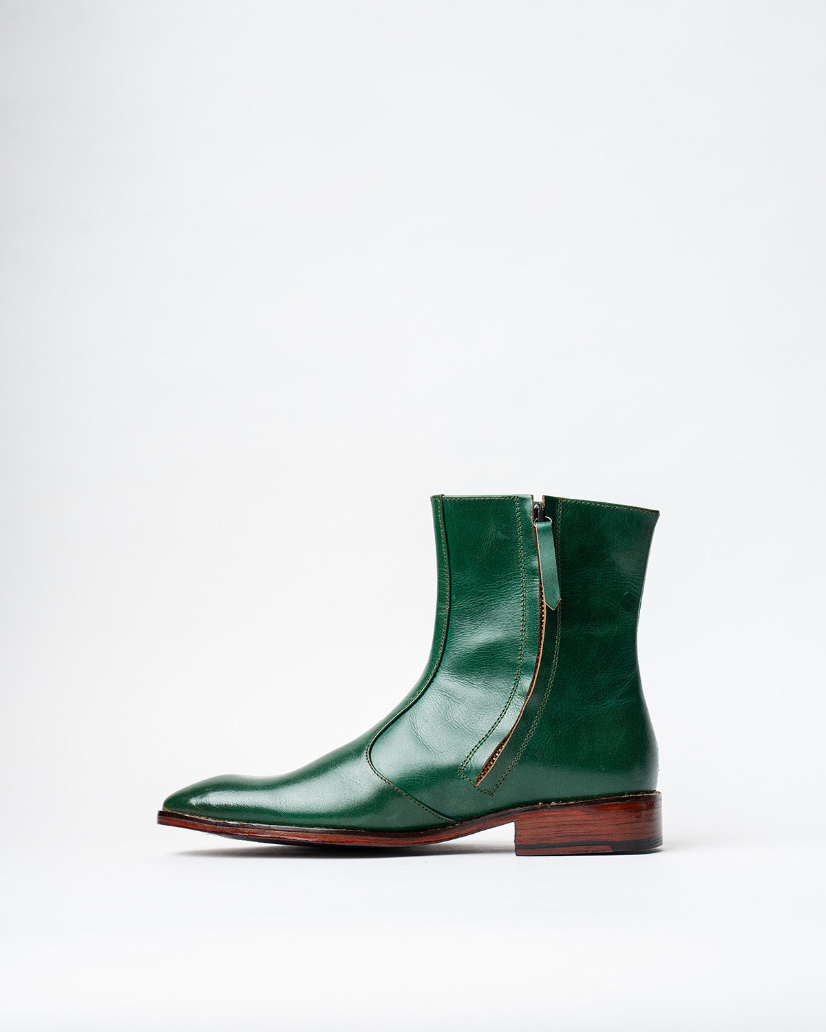 COWBOY ANKLE BOOTS WITH A SQUARE POINTED TOE AND TRAPEZOID HEEL, FEATURING A SIDE ZIP CLOSURE