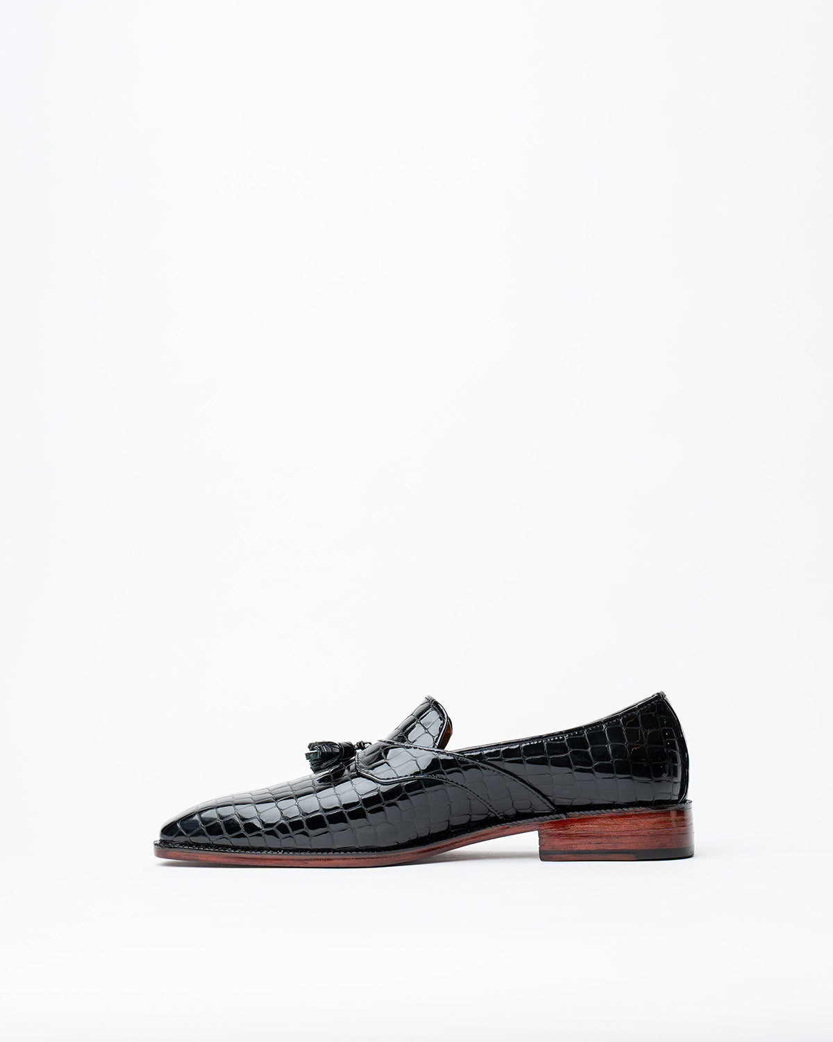 EVENING TASSEL LOAFER WITH A SQUARE TOE, FEATURING OLD MONEY LOOK.