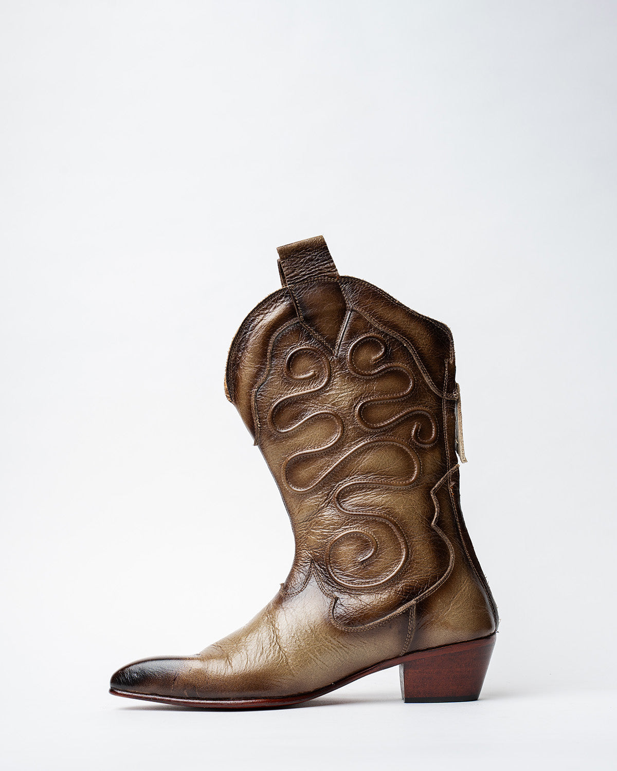 CLAF LENGHT COWBOY BOOTS WITH A SQUARE POINTED TOE AND TRAPEZOID HEEL, FEATURING A SIDE ZIP CLOSURE