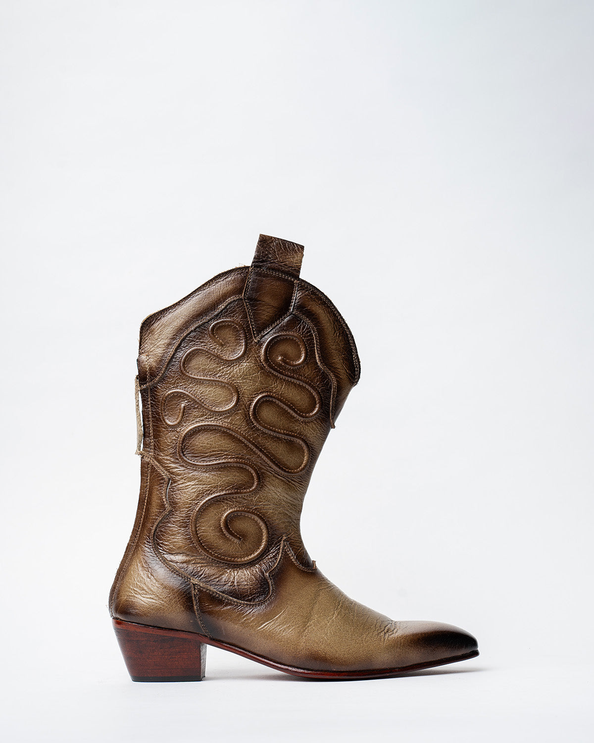 CLAF LENGHT COWBOY BOOTS WITH A SQUARE POINTED TOE AND TRAPEZOID HEEL, FEATURING A SIDE ZIP CLOSURE