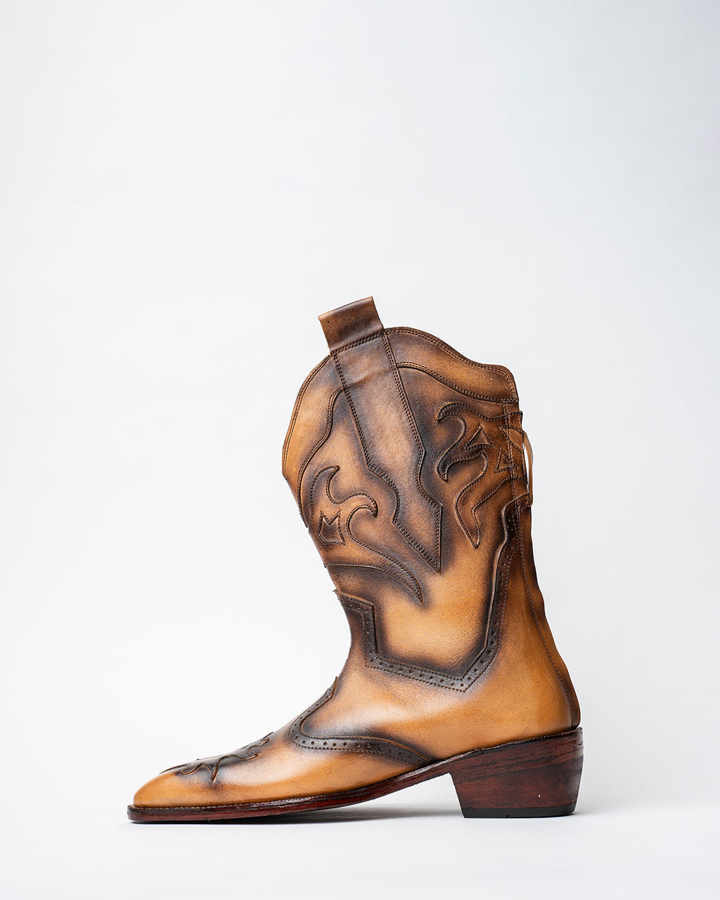 CLAF LENGHT COWBOY BOOTS WITH A SQUARE POINTED TOE AND TRAPEZOID HEEL, FEATURING A SIDE ZIP CLOSURE