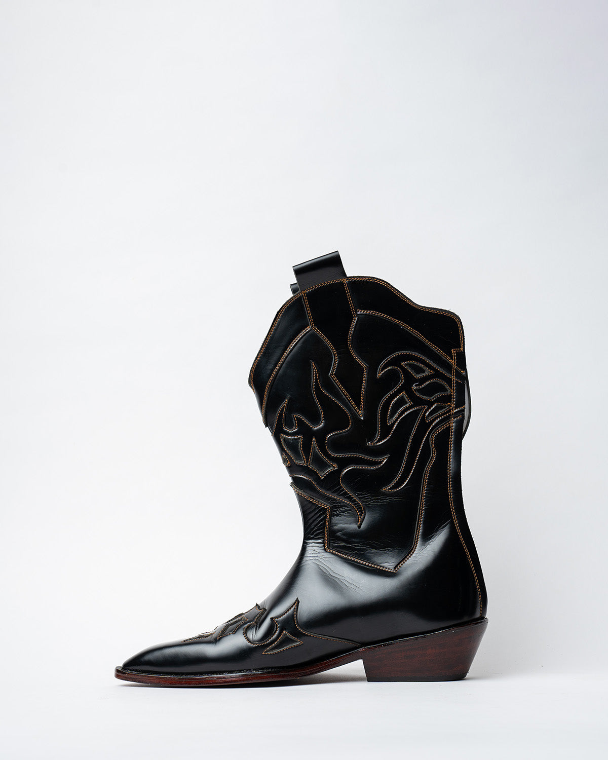 CLAF LENGHT COWBOY BOOTS WITH A SQUARE POINTED TOE AND TRAPEZOID HEEL, FEATURING A SIDE ZIP CLOSURE