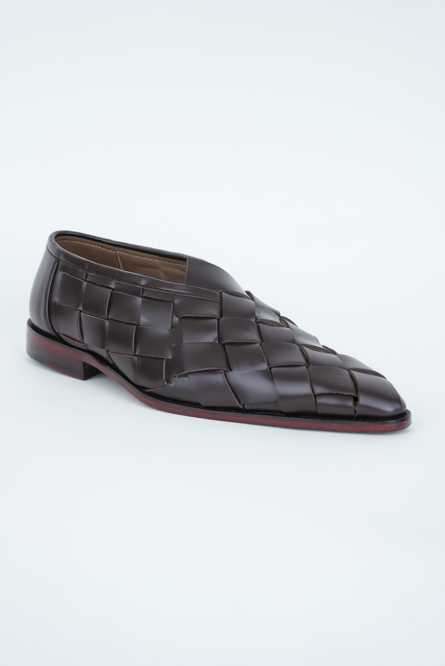 CLASSIC BROWN CRISS-CROSS WEAVE POINTED TOE JUTTI