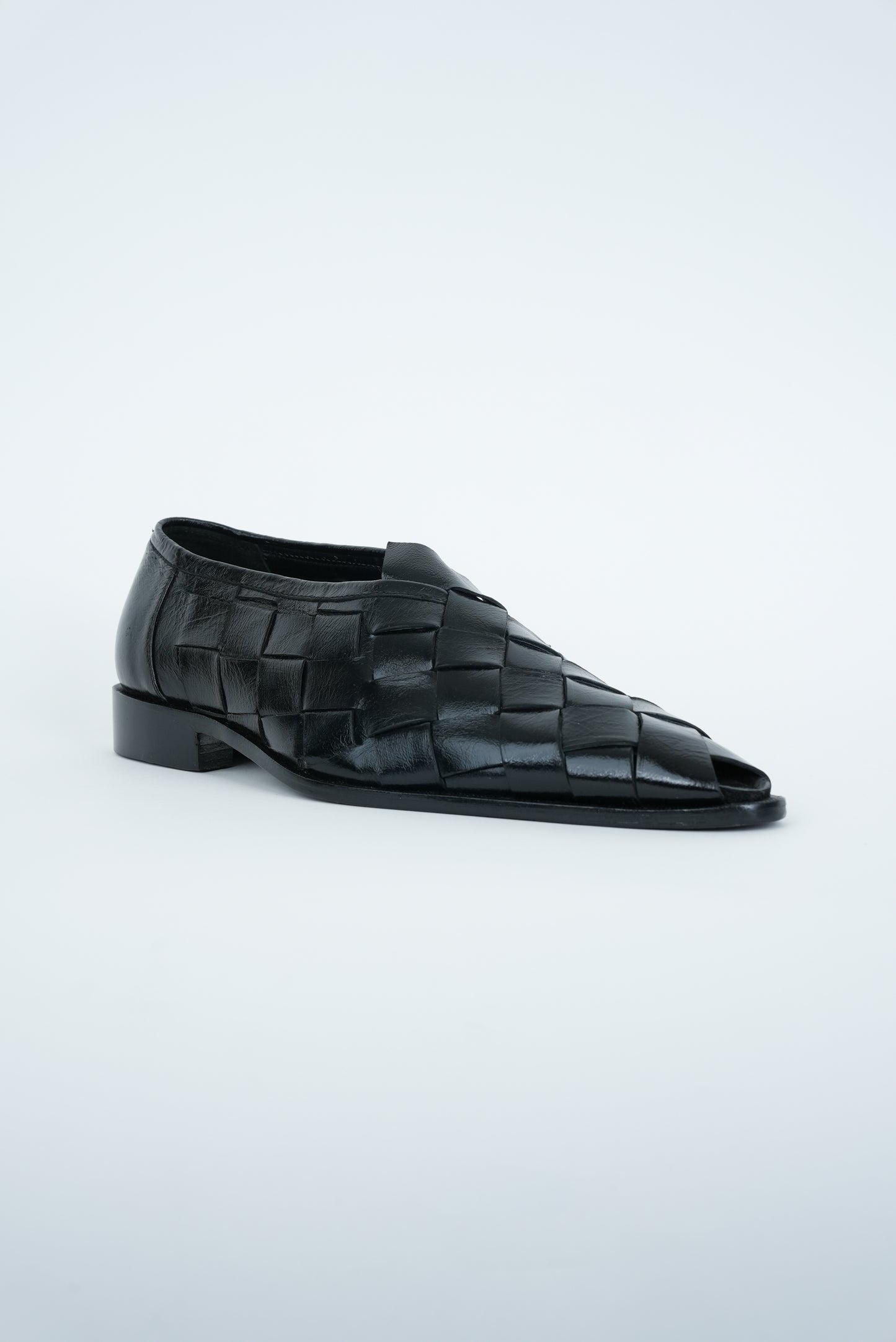 CLASSIC BLACK CRISS-CROSS WEAVE  POINTED TOE JUTTI