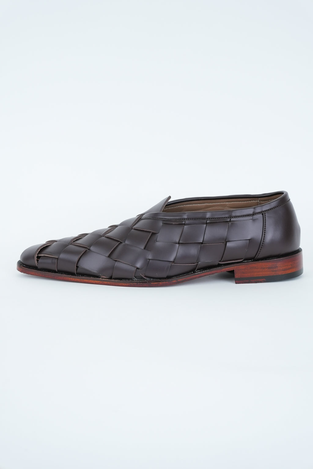 CLASSIC BROWN CRISS-CROSS WEAVE POINTED TOE JUTTI
