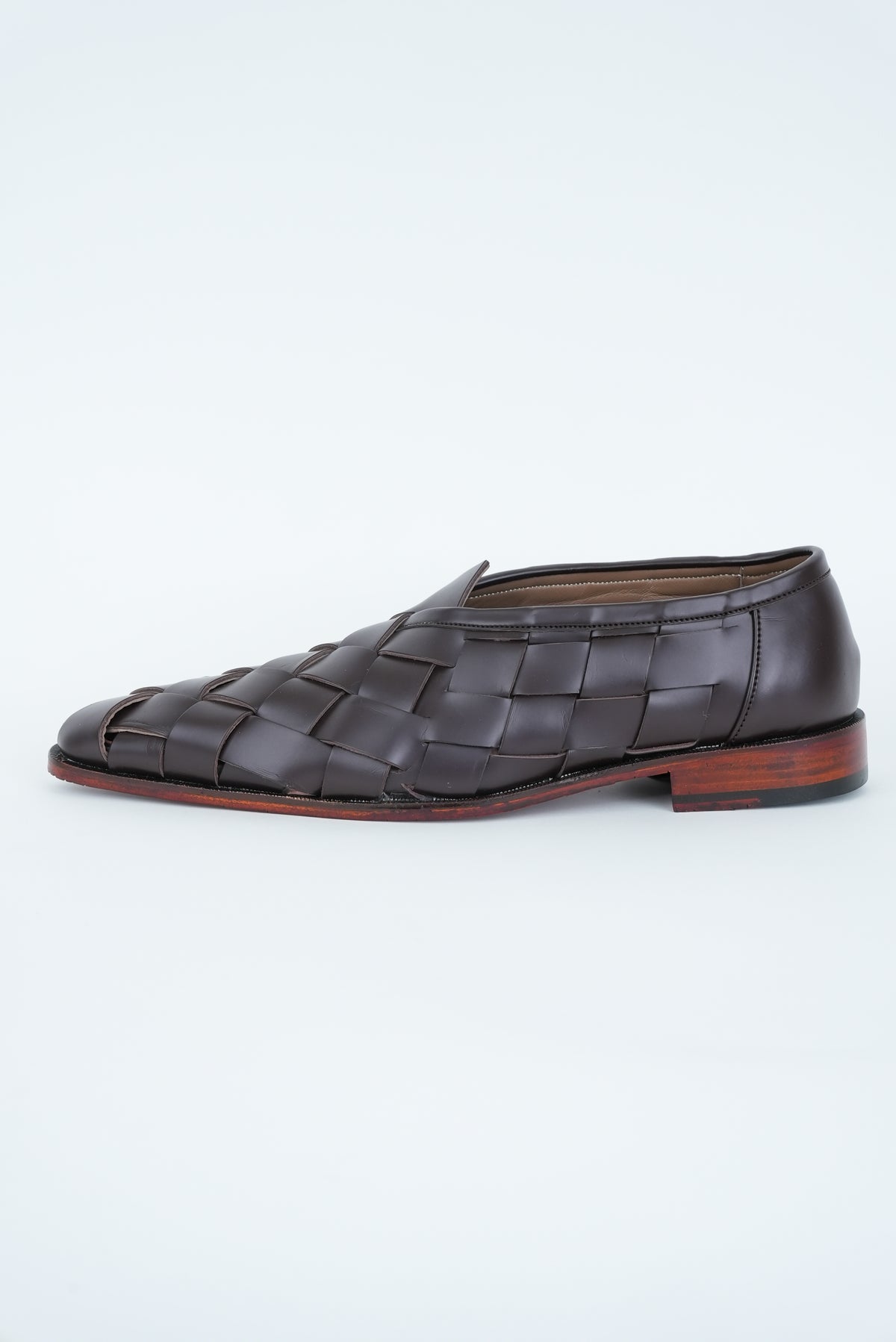 CLASSIC BROWN CRISS-CROSS WEAVE POINTED TOE JUTTI