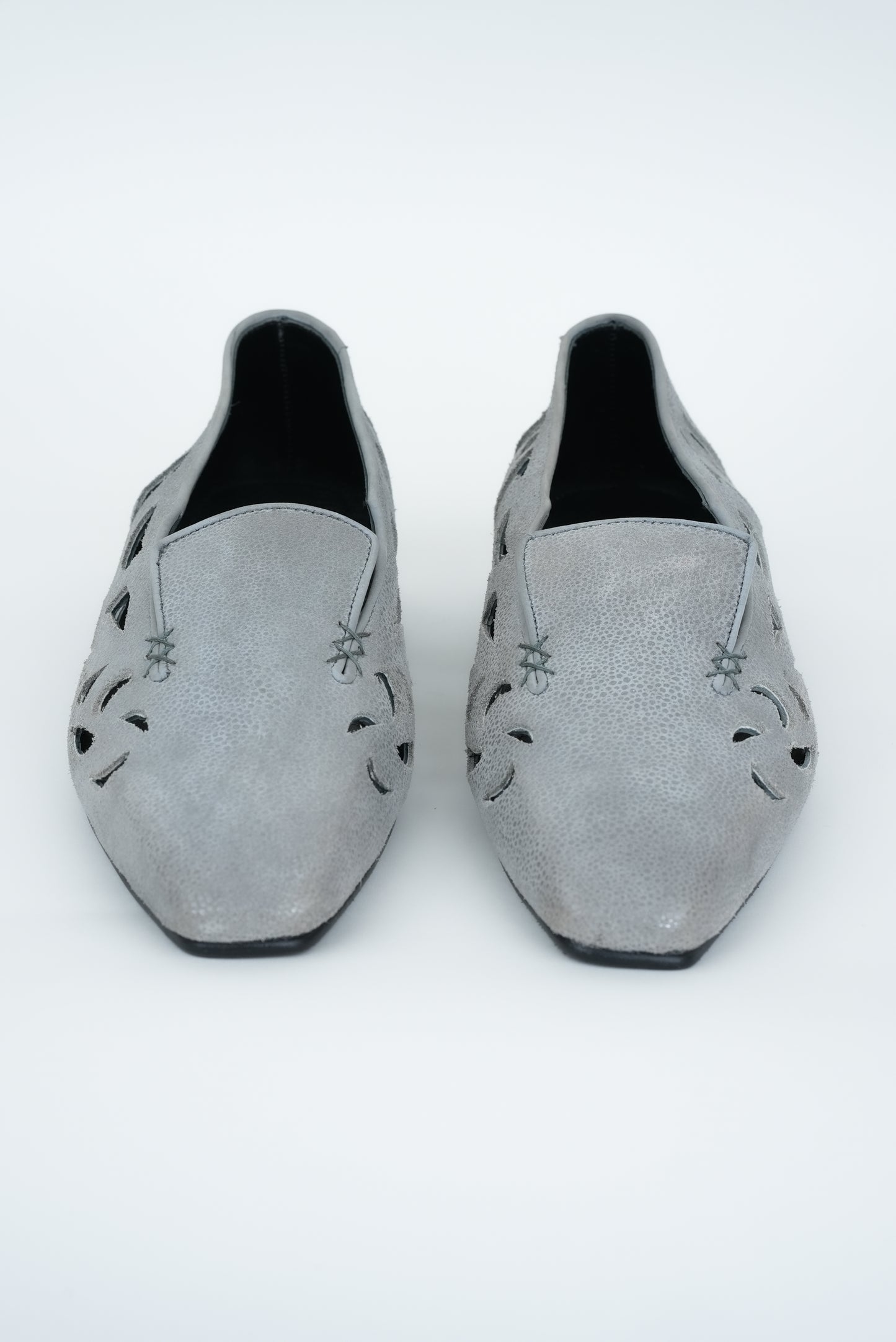 CLASSIC ASH GREY CUT JUTTI