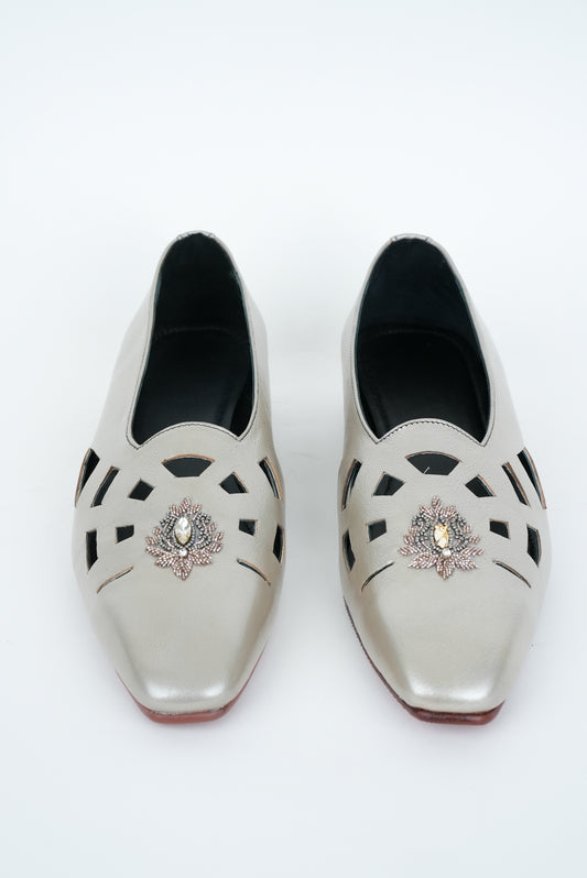 CLASSIC IVORY WITH HANDMADE EMBRIODERY CUT JUTTI