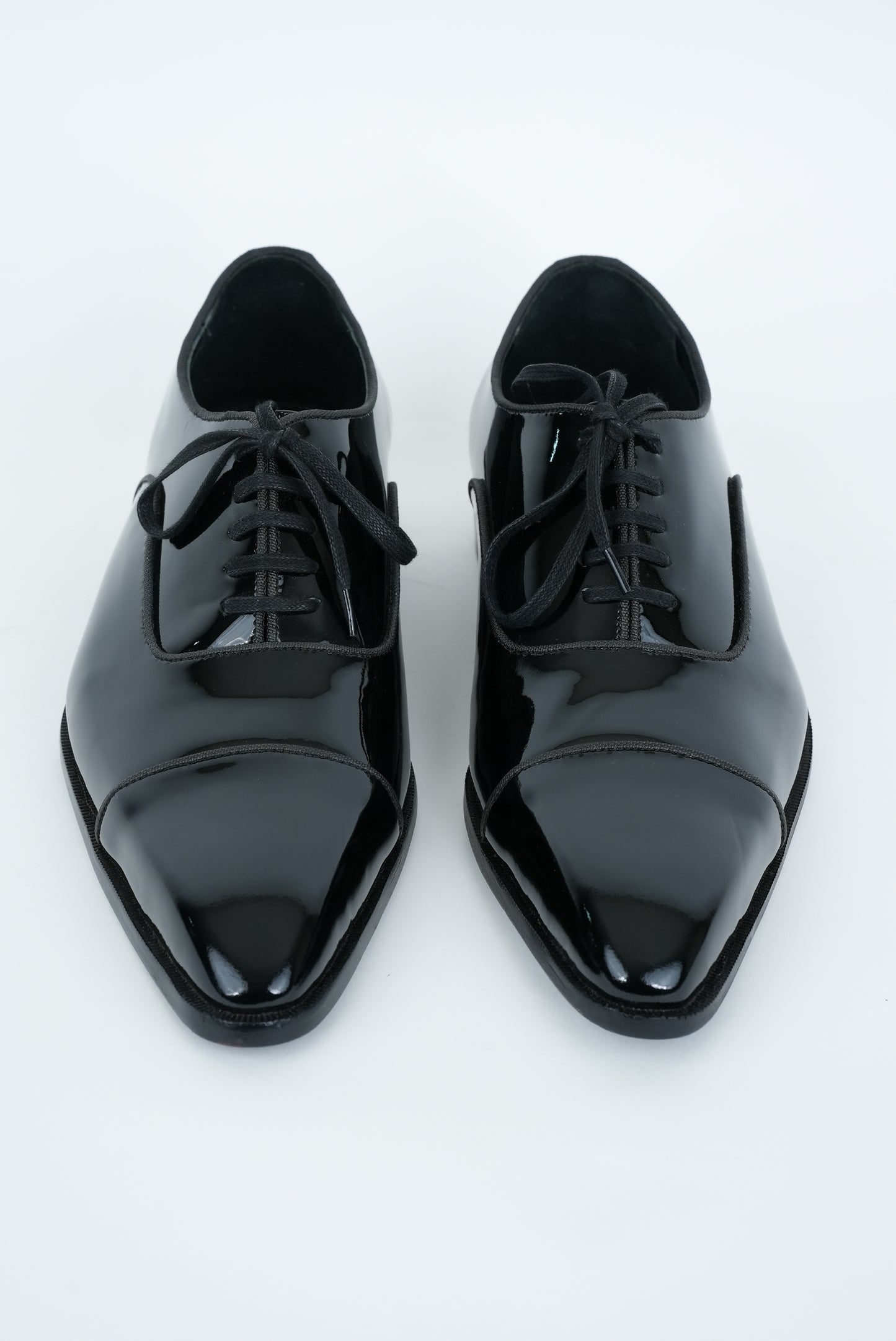 BLACK LACED WHOLECUT  SHOES WITH A  POINTED TOE  AND STACKED HEEL