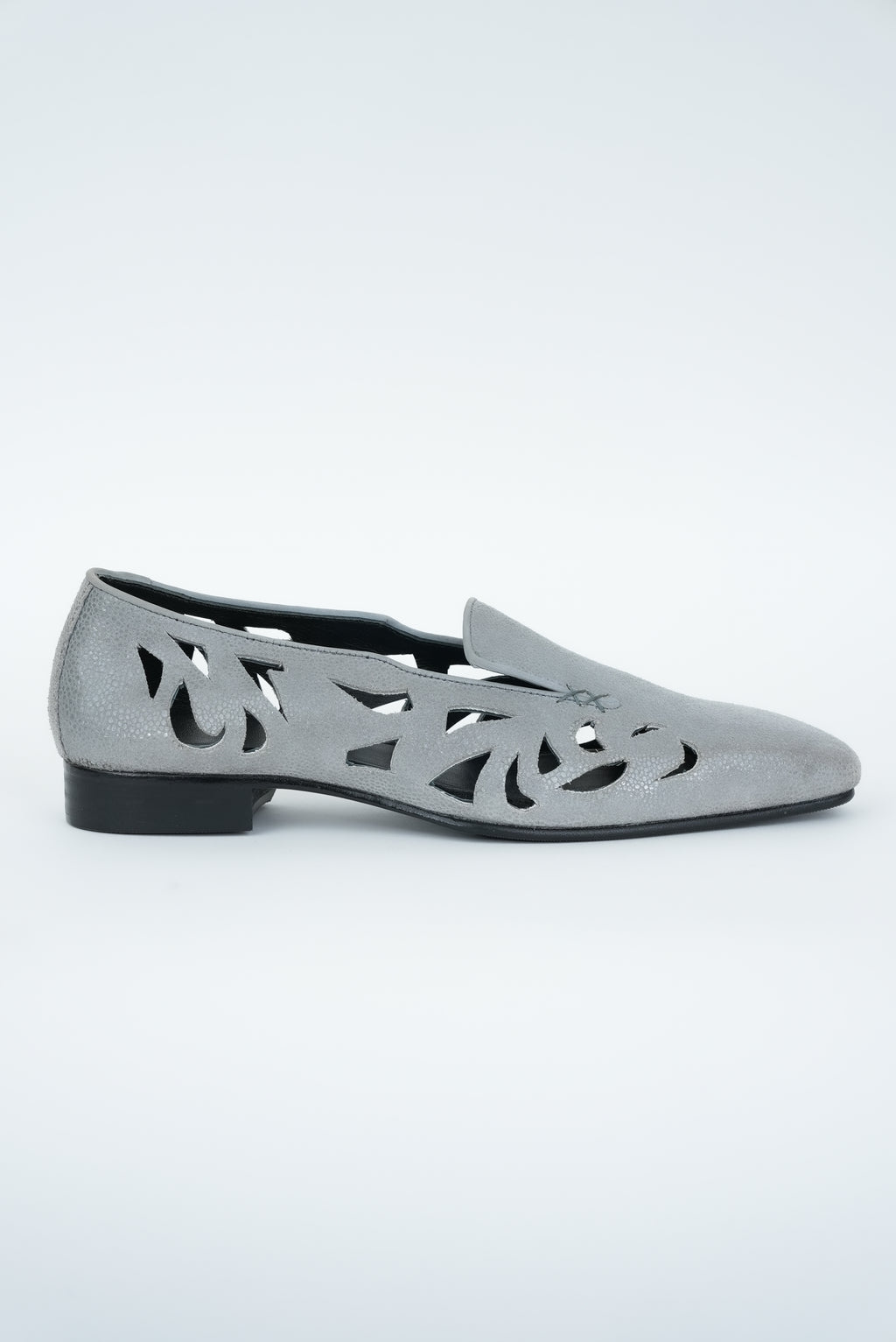 CLASSIC ASH GREY CUT JUTTI