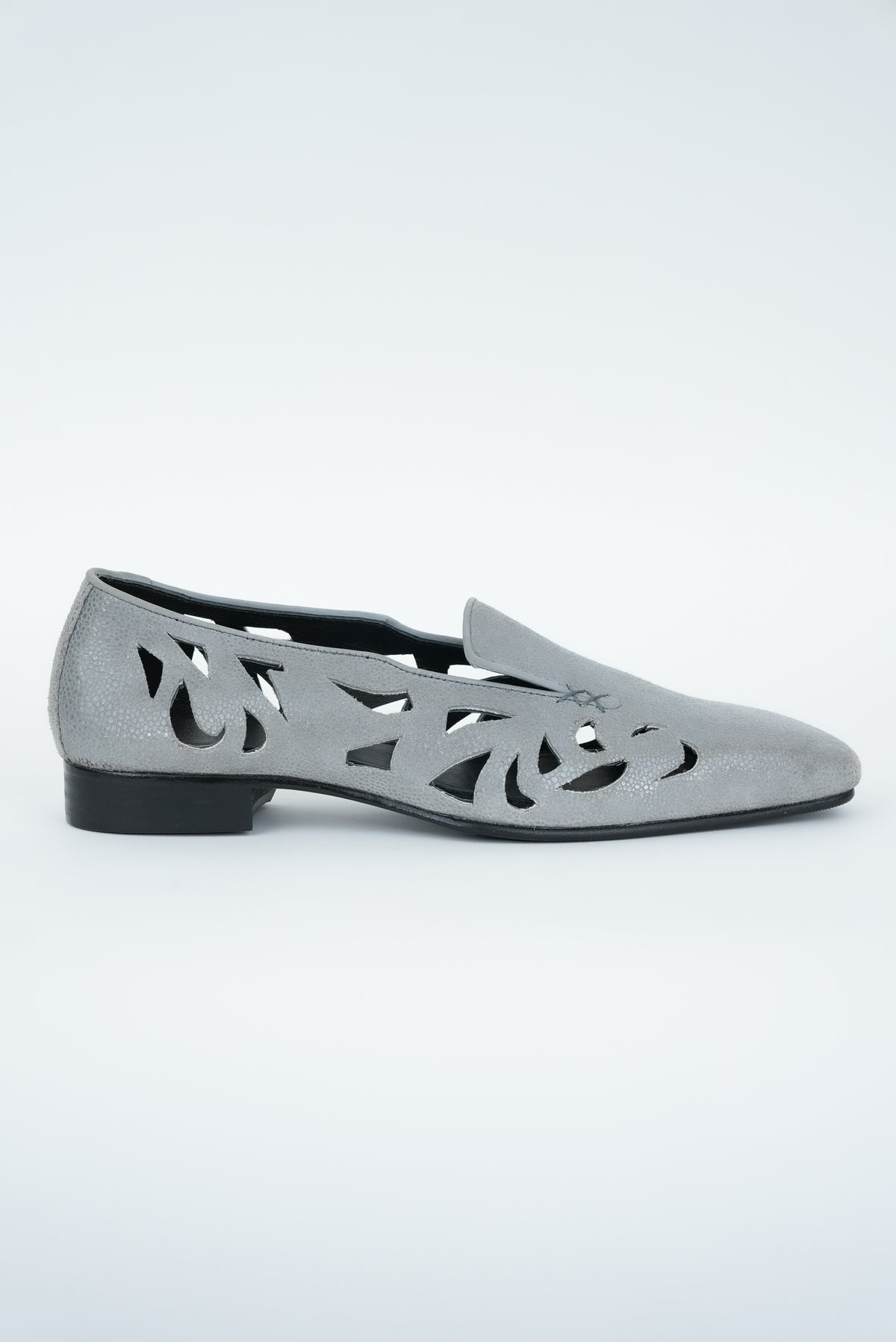 CLASSIC ASH GREY CUT JUTTI