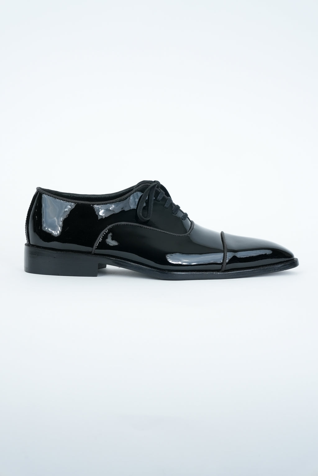 BLACK LACED WHOLECUT  SHOES WITH A  POINTED TOE  AND STACKED HEEL