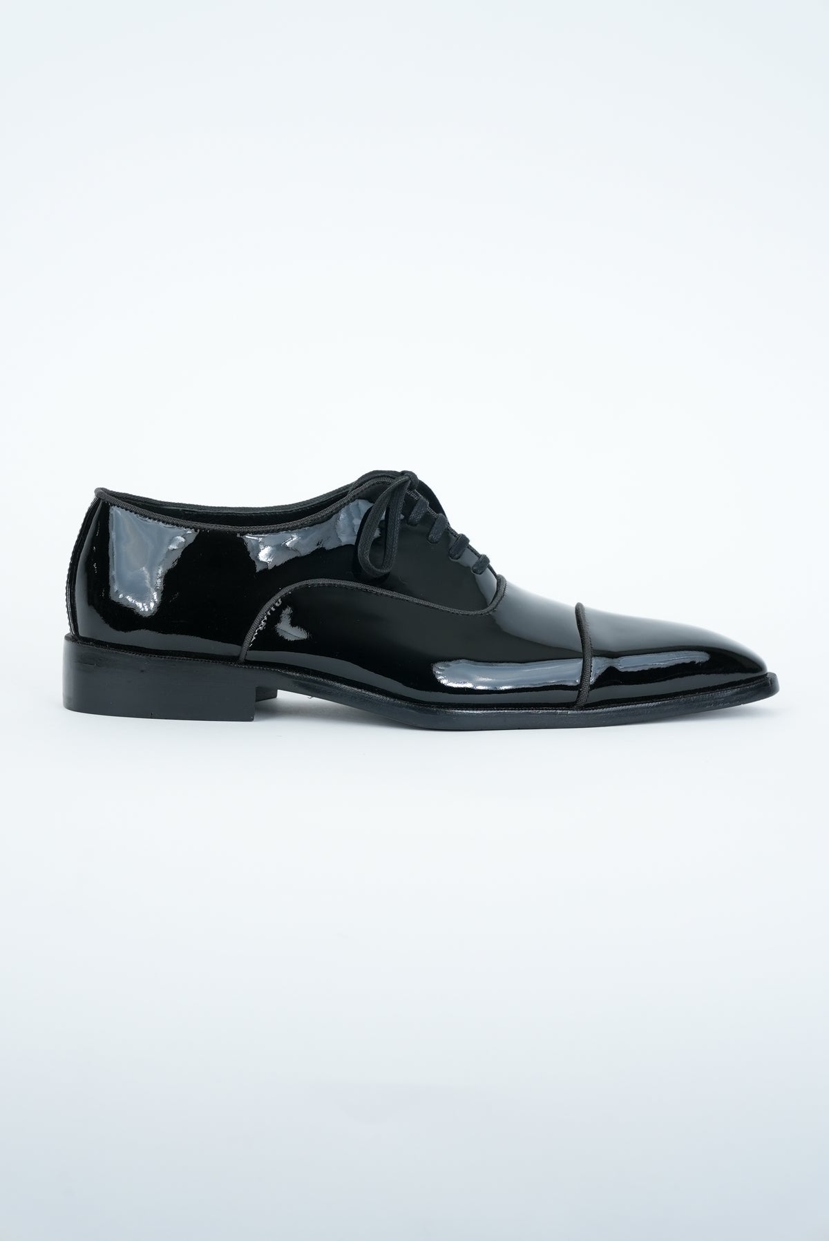 BLACK LACED WHOLECUT  SHOES WITH A  POINTED TOE  AND STACKED HEEL