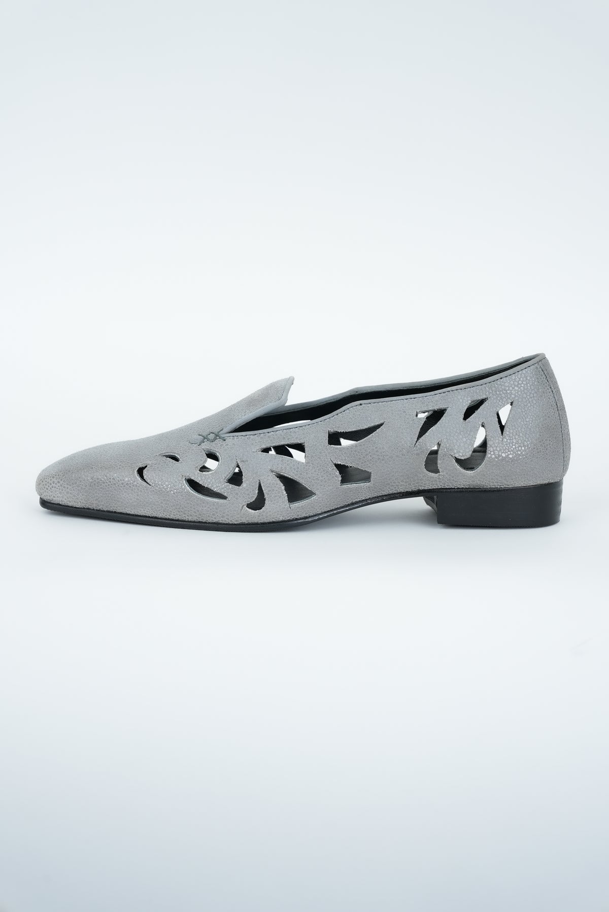 CLASSIC ASH GREY CUT JUTTI
