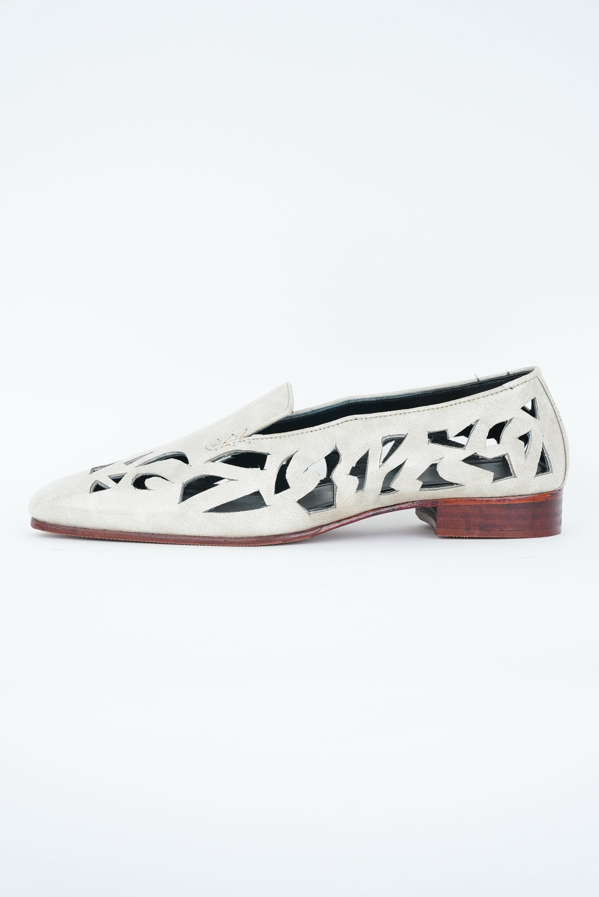 CLASSIC WHITE CUT JUTTI