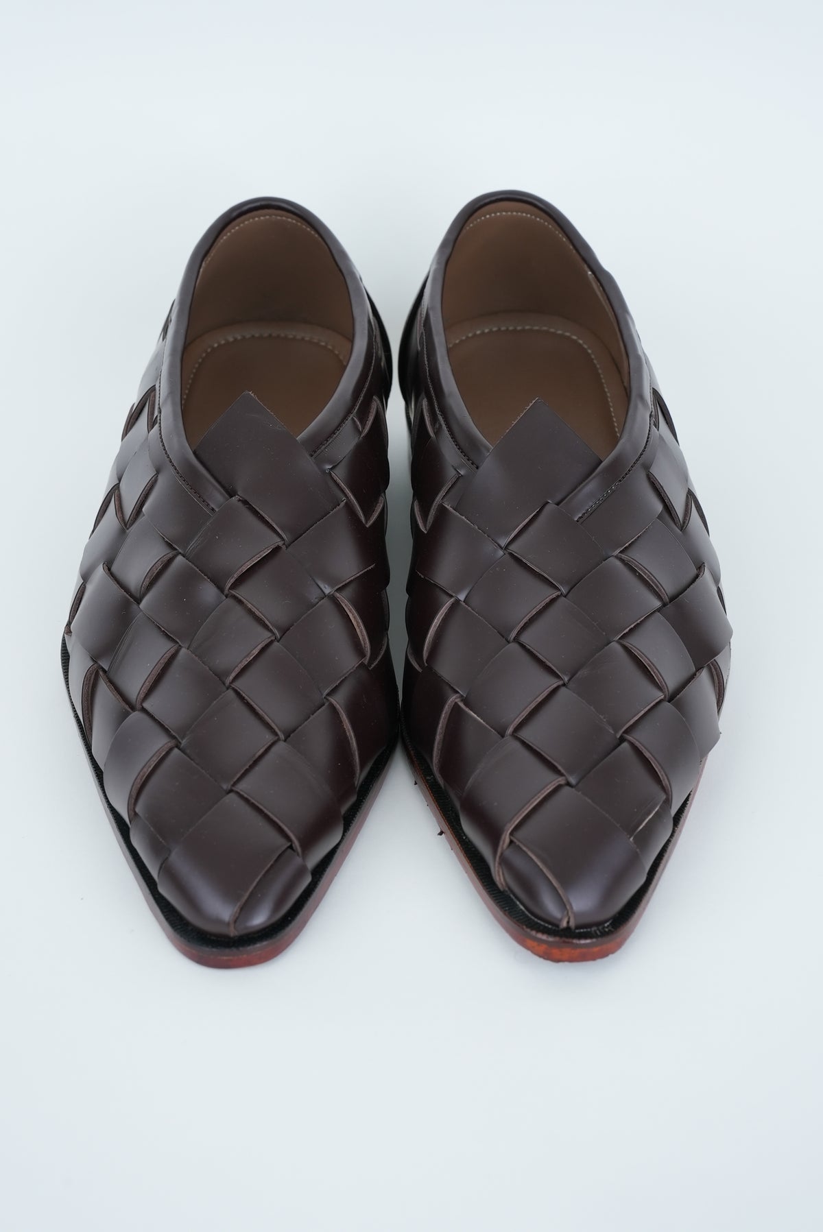 CLASSIC BROWN CRISS-CROSS WEAVE POINTED TOE JUTTI