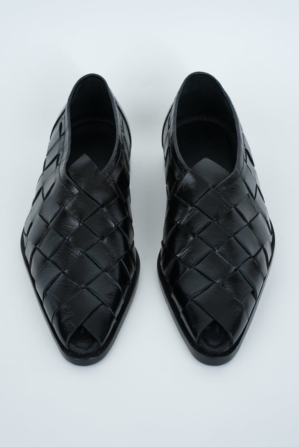CLASSIC BLACK CRISS-CROSS WEAVE  POINTED TOE JUTTI