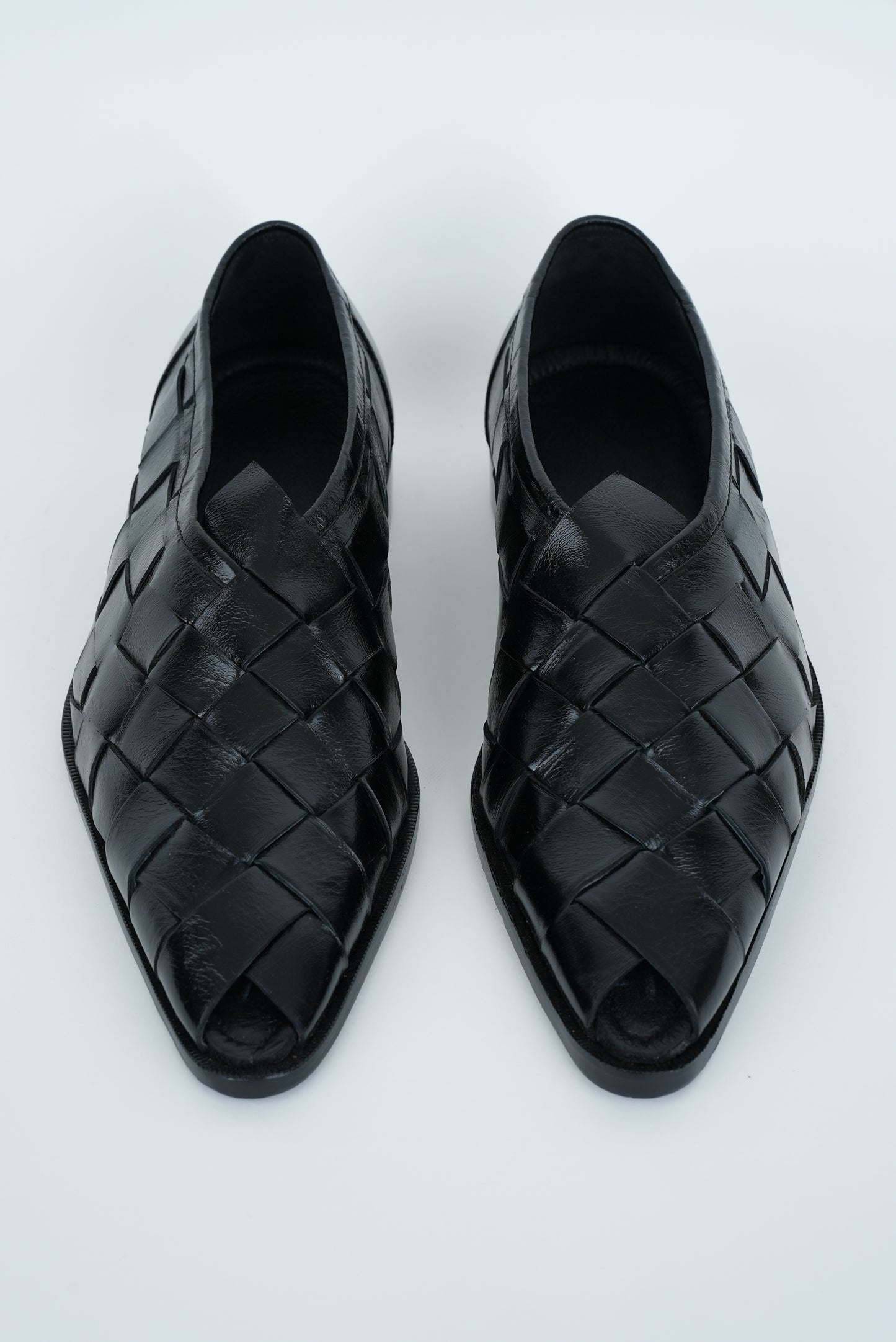 CLASSIC BLACK CRISS-CROSS WEAVE  POINTED TOE JUTTI