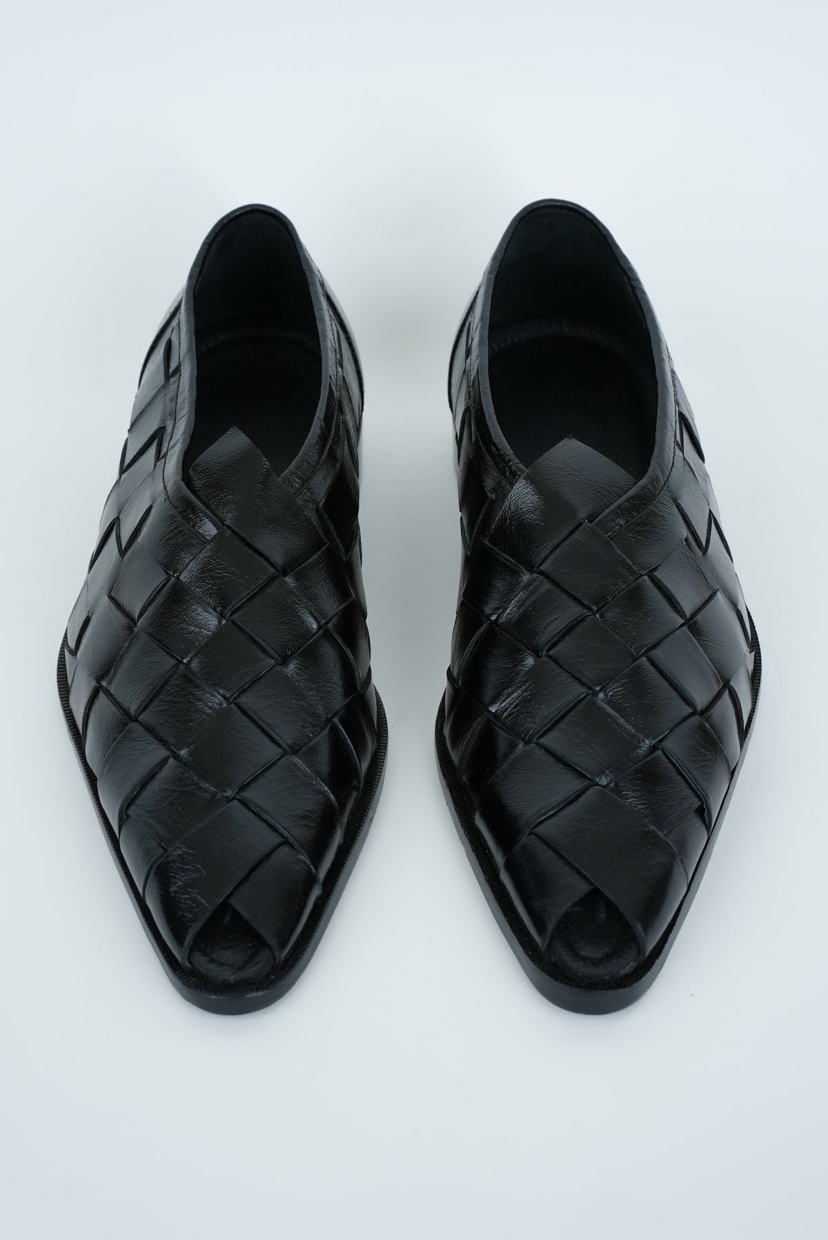 CLASSIC BLACK CRISS-CROSS WEAVE  POINTED TOE JUTTI