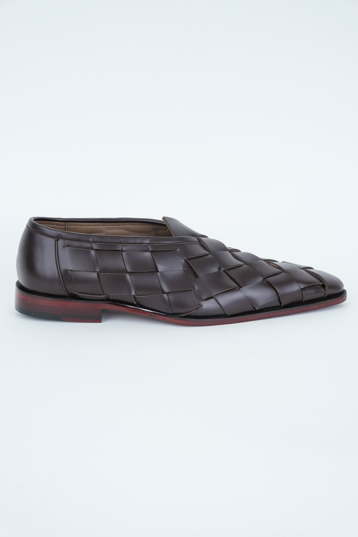 CLASSIC BROWN CRISS-CROSS WEAVE POINTED TOE JUTTI