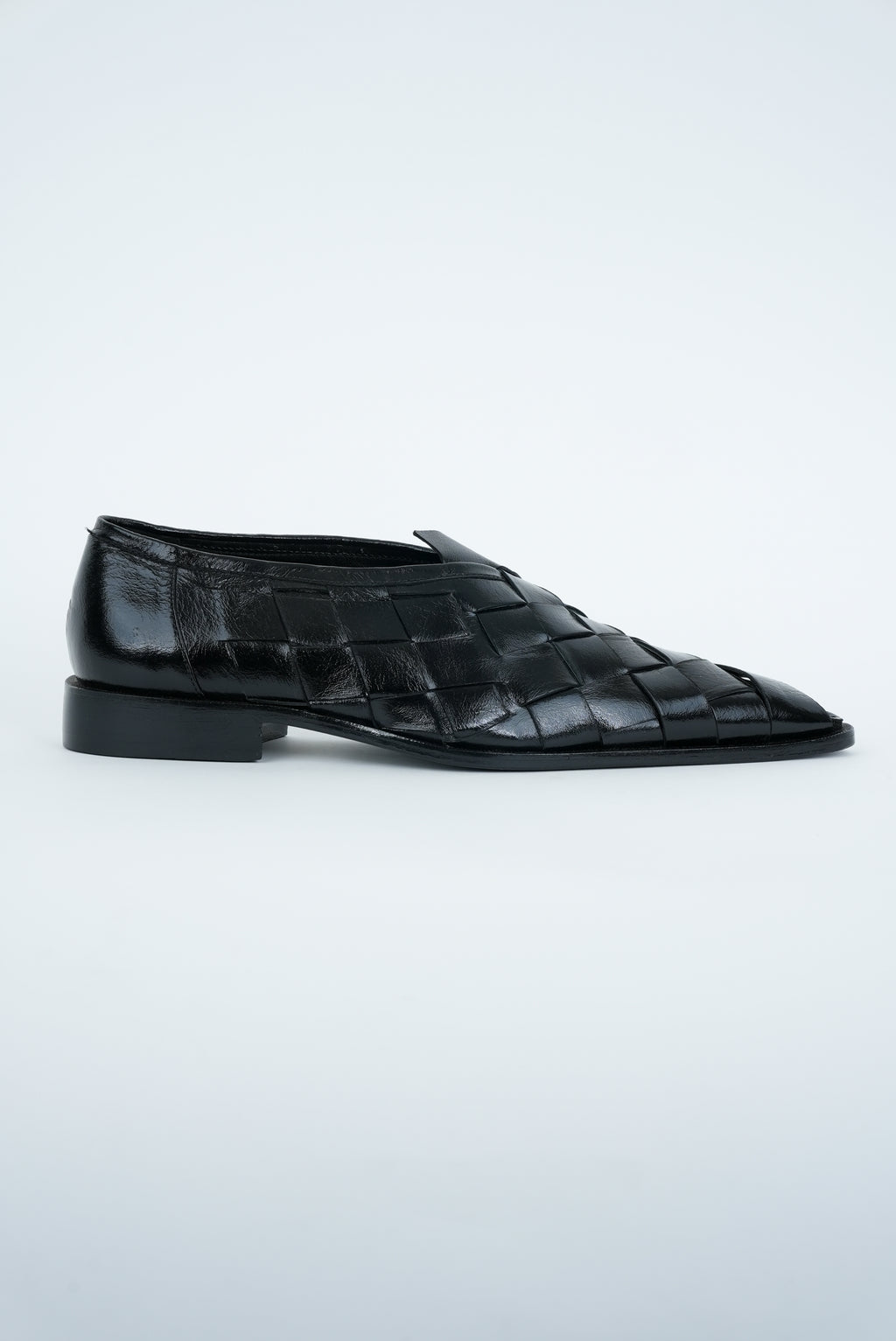 CLASSIC BLACK CRISS-CROSS WEAVE  POINTED TOE JUTTI