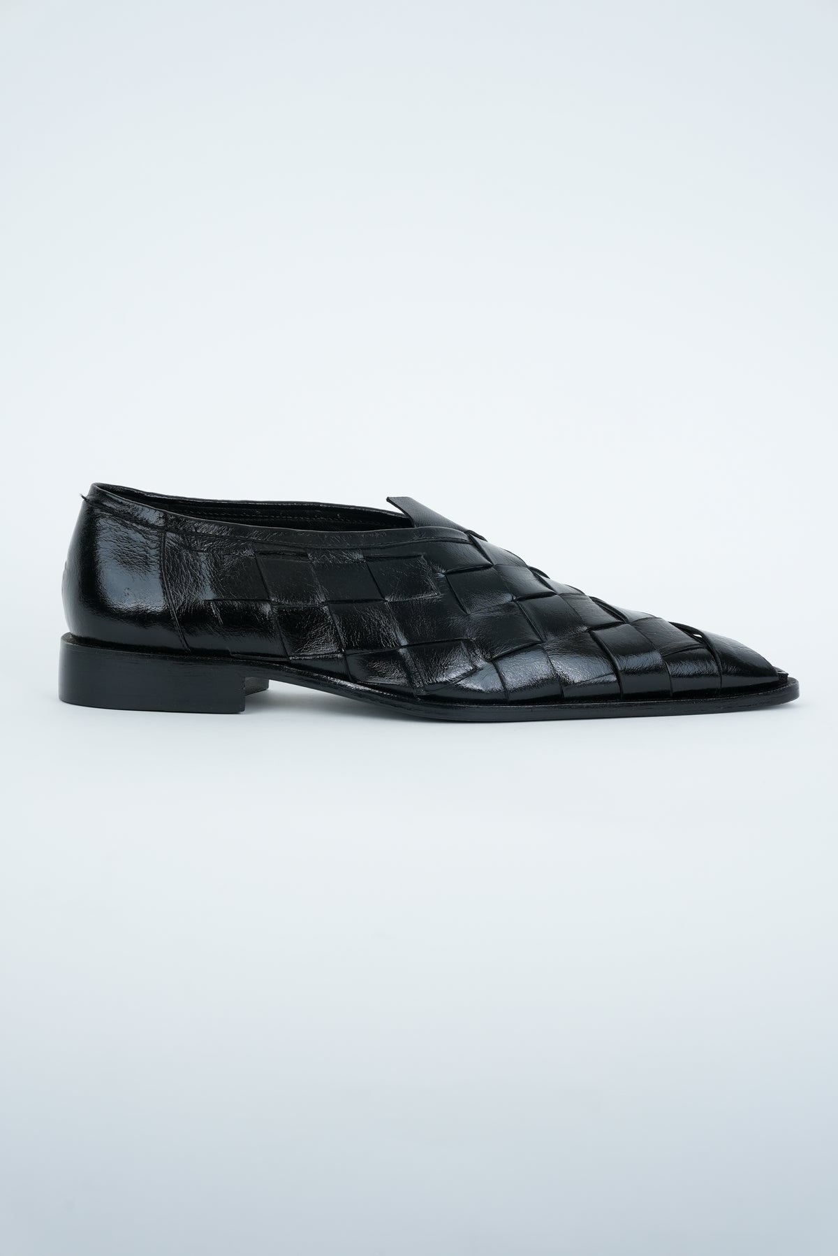 CLASSIC BLACK CRISS-CROSS WEAVE  POINTED TOE JUTTI
