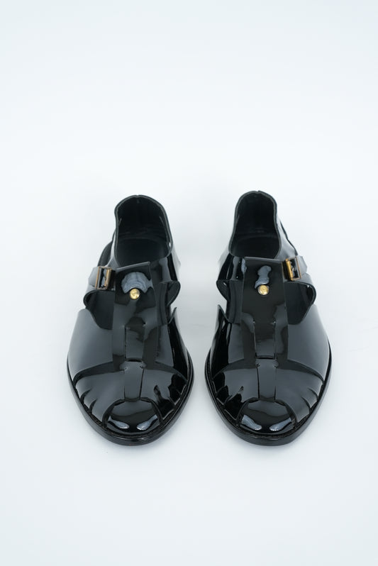 GLOSSY BLACK WITH BUCKLE CUT SANDAL