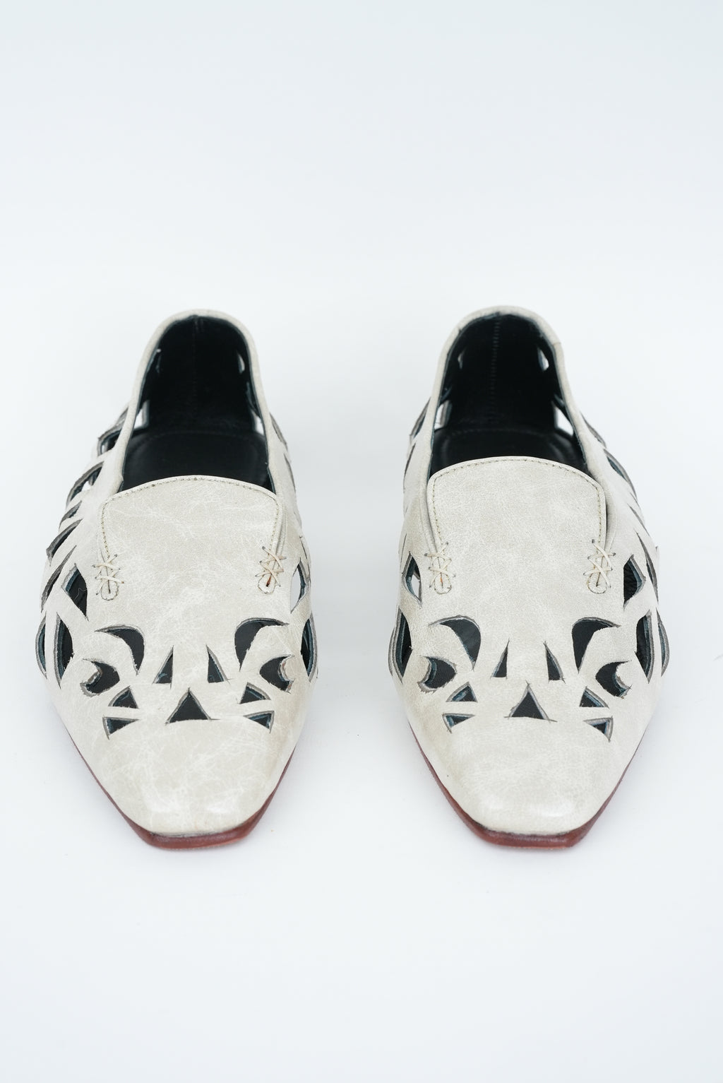 CLASSIC WHITE CUT JUTTI