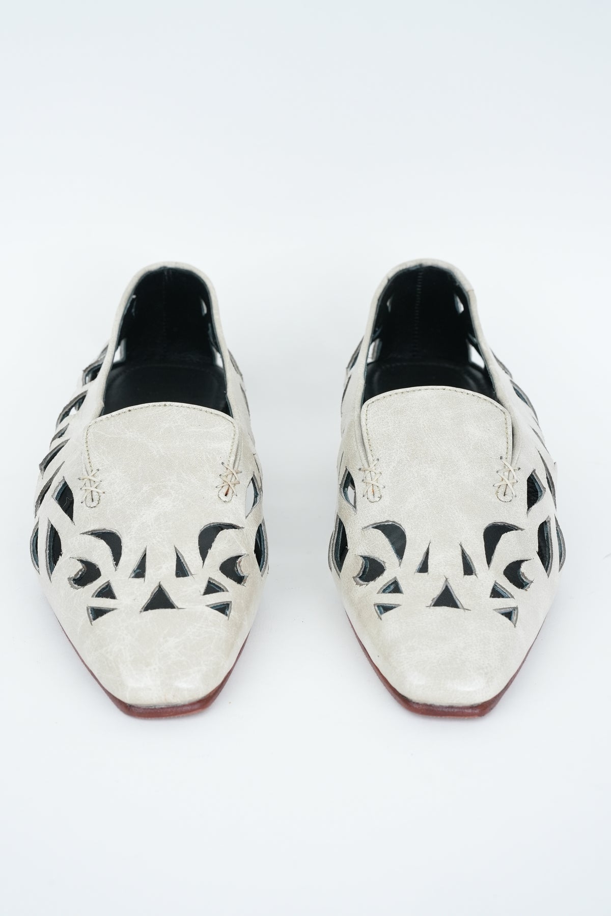 CLASSIC WHITE CUT JUTTI