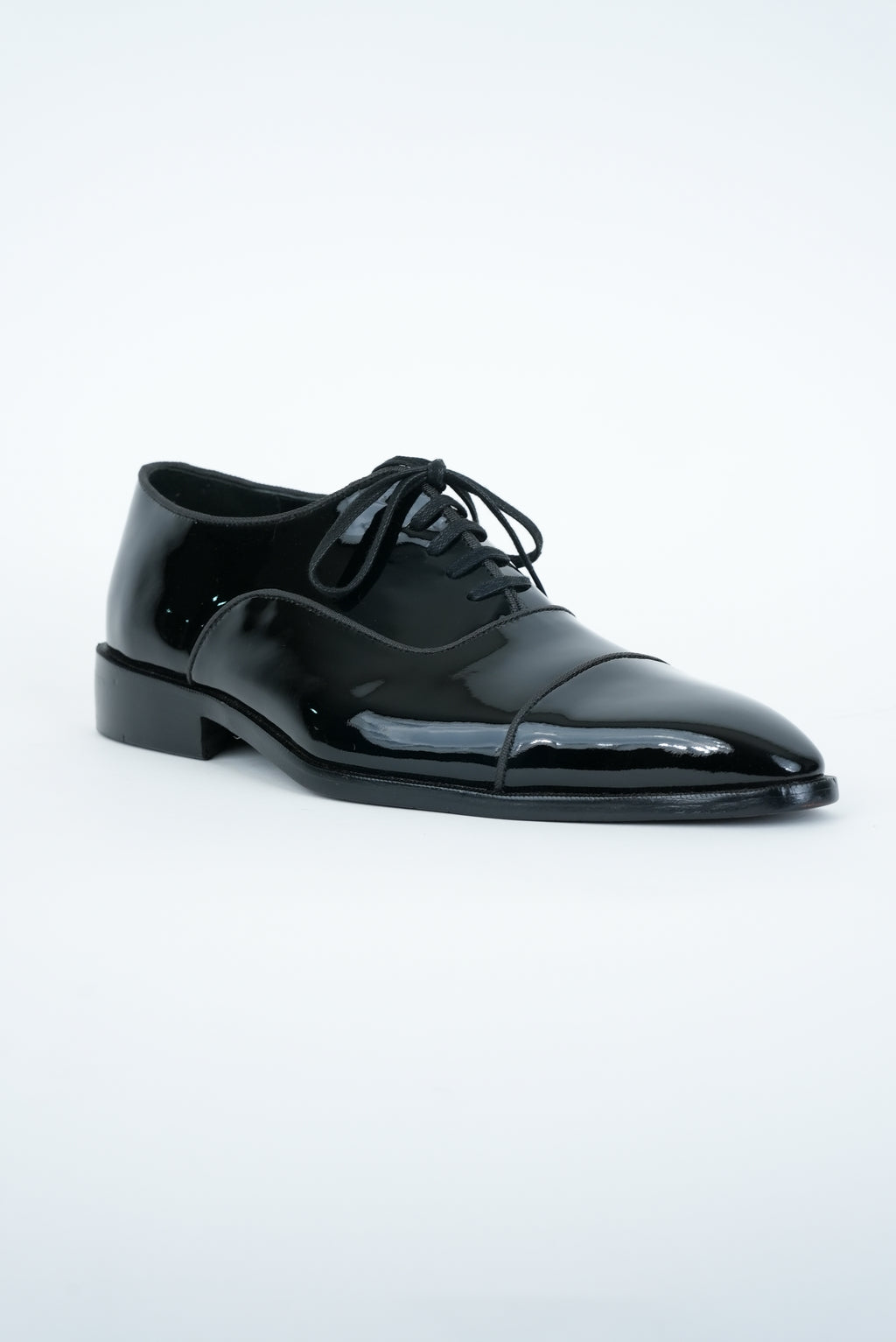 BLACK LACED WHOLECUT  SHOES WITH A  POINTED TOE  AND STACKED HEEL