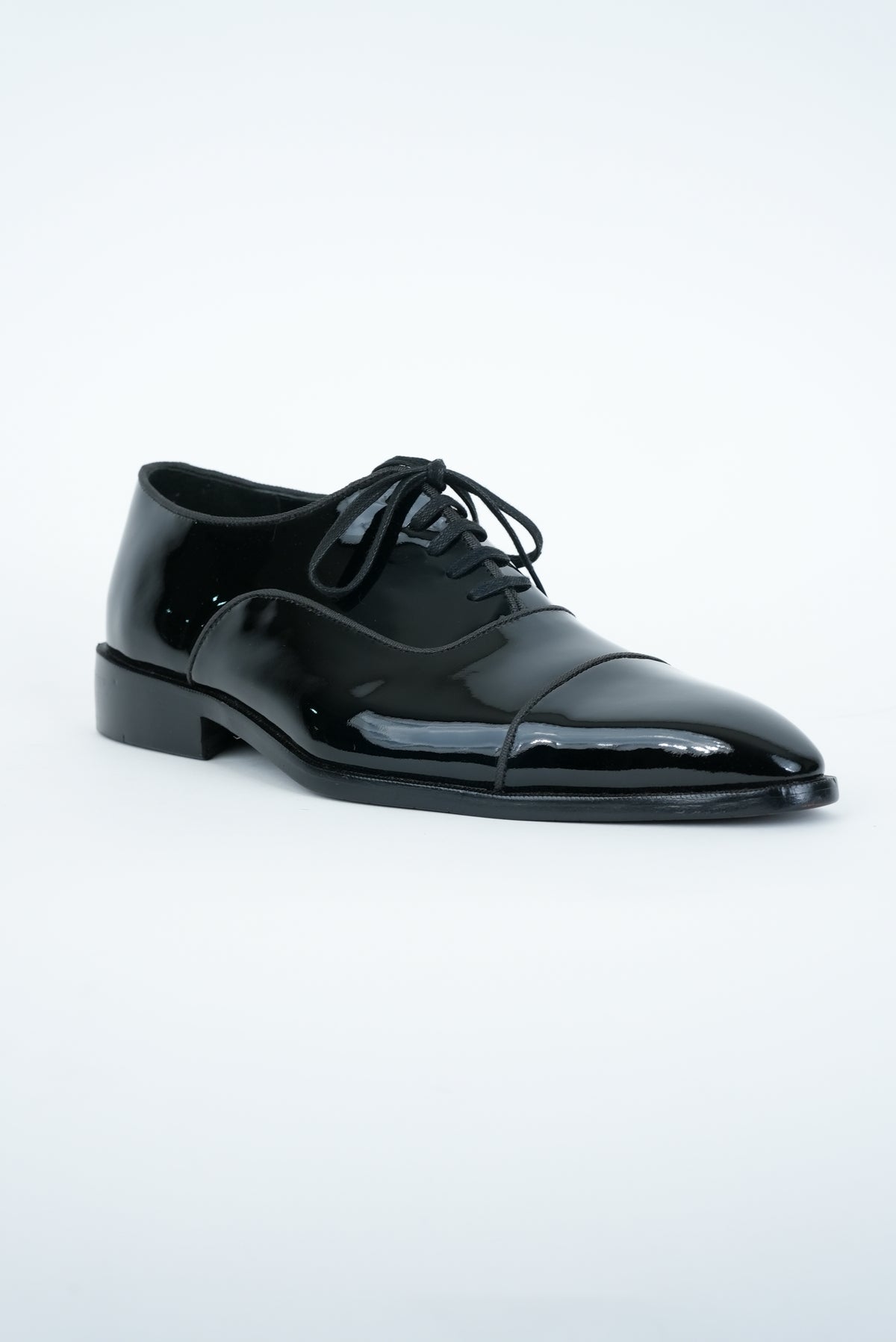 BLACK LACED WHOLECUT  SHOES WITH A  POINTED TOE  AND STACKED HEEL