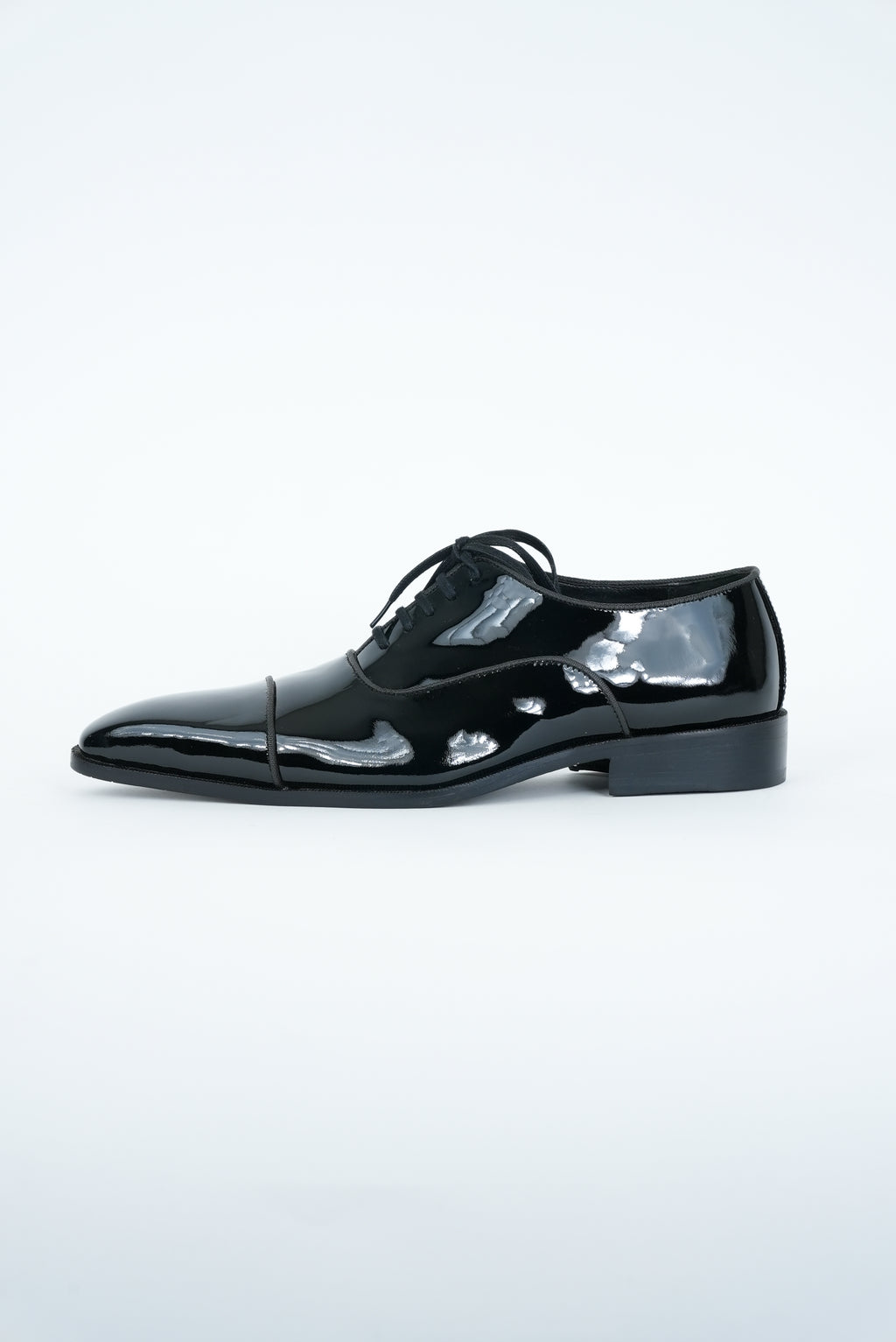 BLACK LACED WHOLECUT  SHOES WITH A  POINTED TOE  AND STACKED HEEL