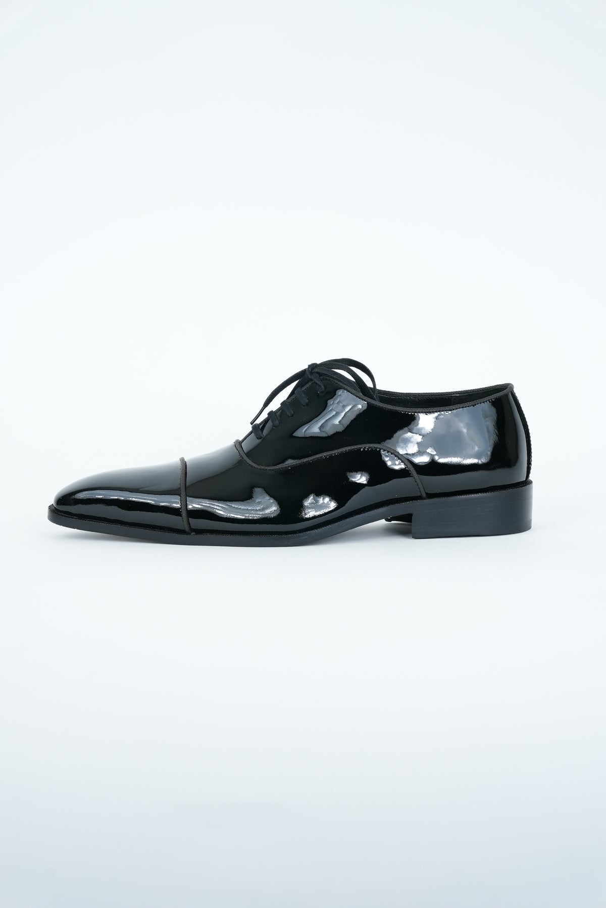 BLACK LACED WHOLECUT  SHOES WITH A  POINTED TOE  AND STACKED HEEL