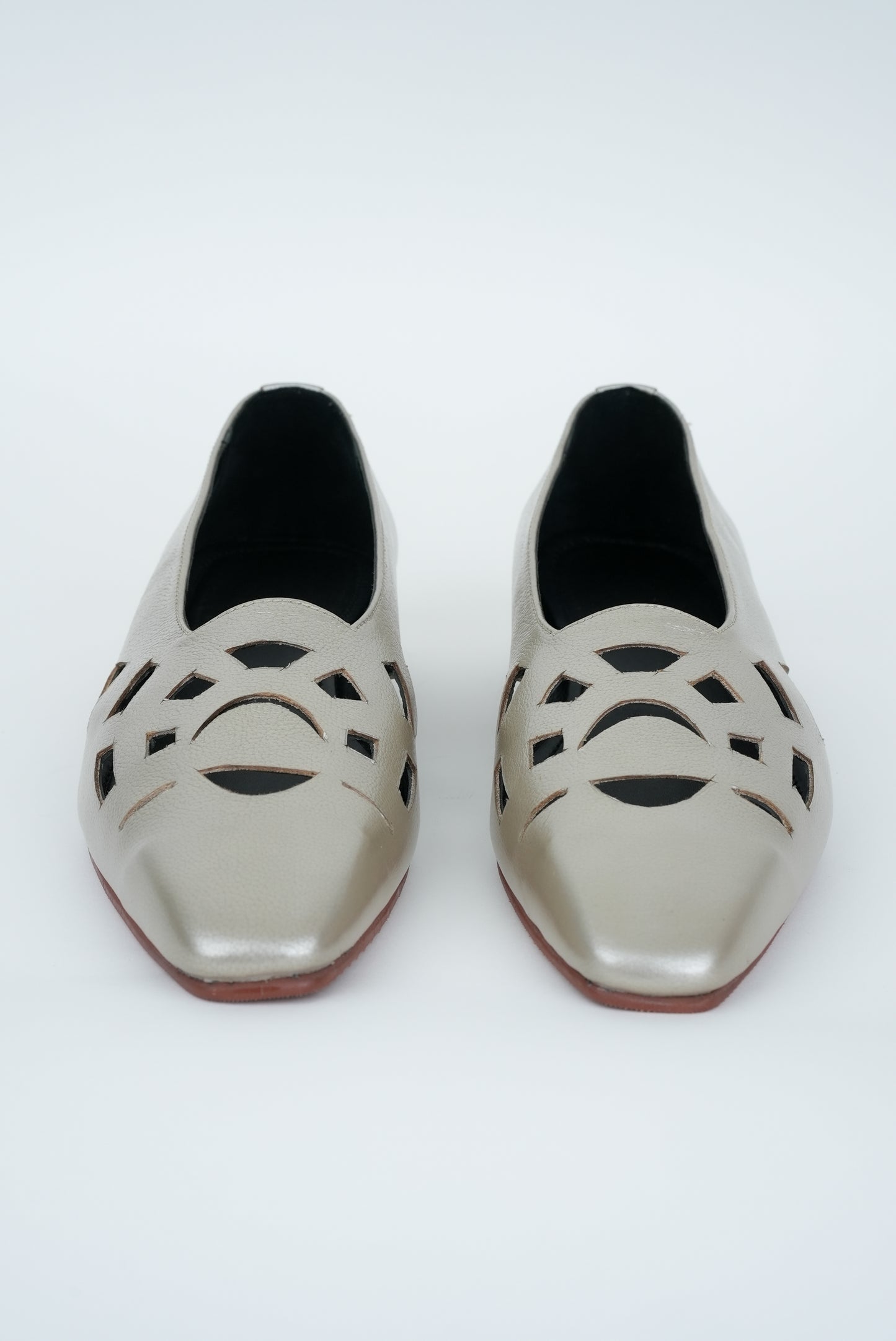 CLASSIC IVORY CUT JUTTI