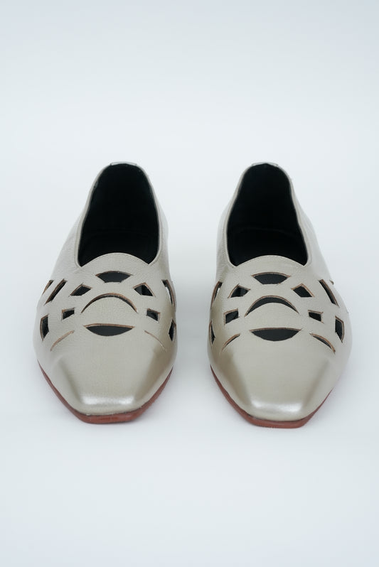 CLASSIC IVORY CUT JUTTI