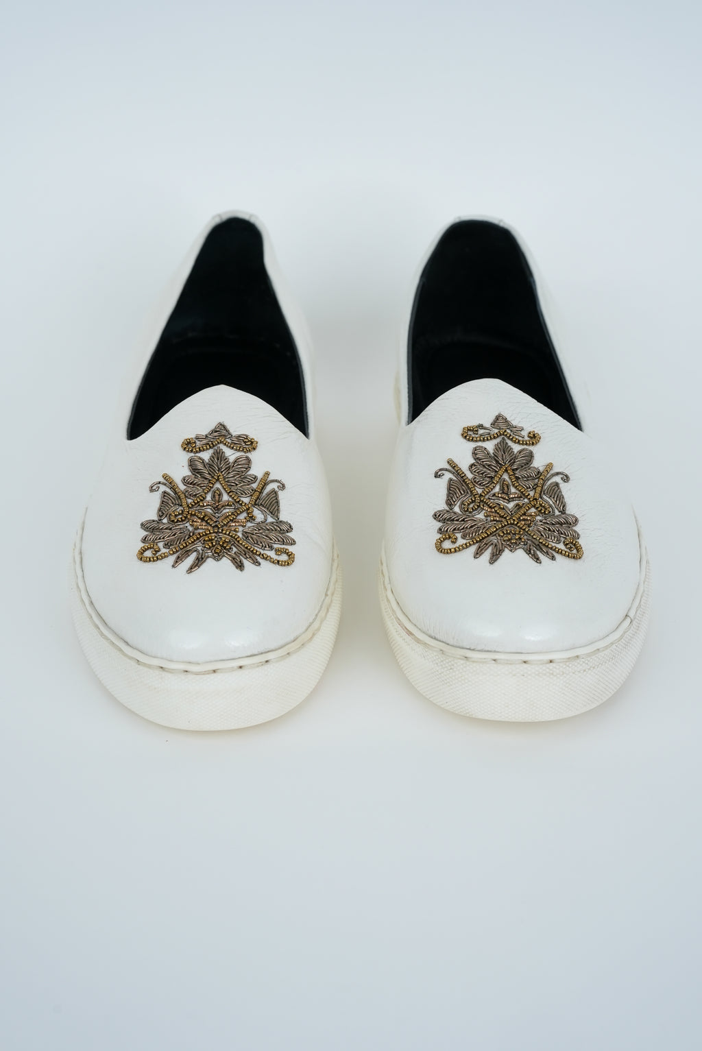 WHITE WITH HANDMADE  EMBRIODERY SNEAKER SOLE JUTTI