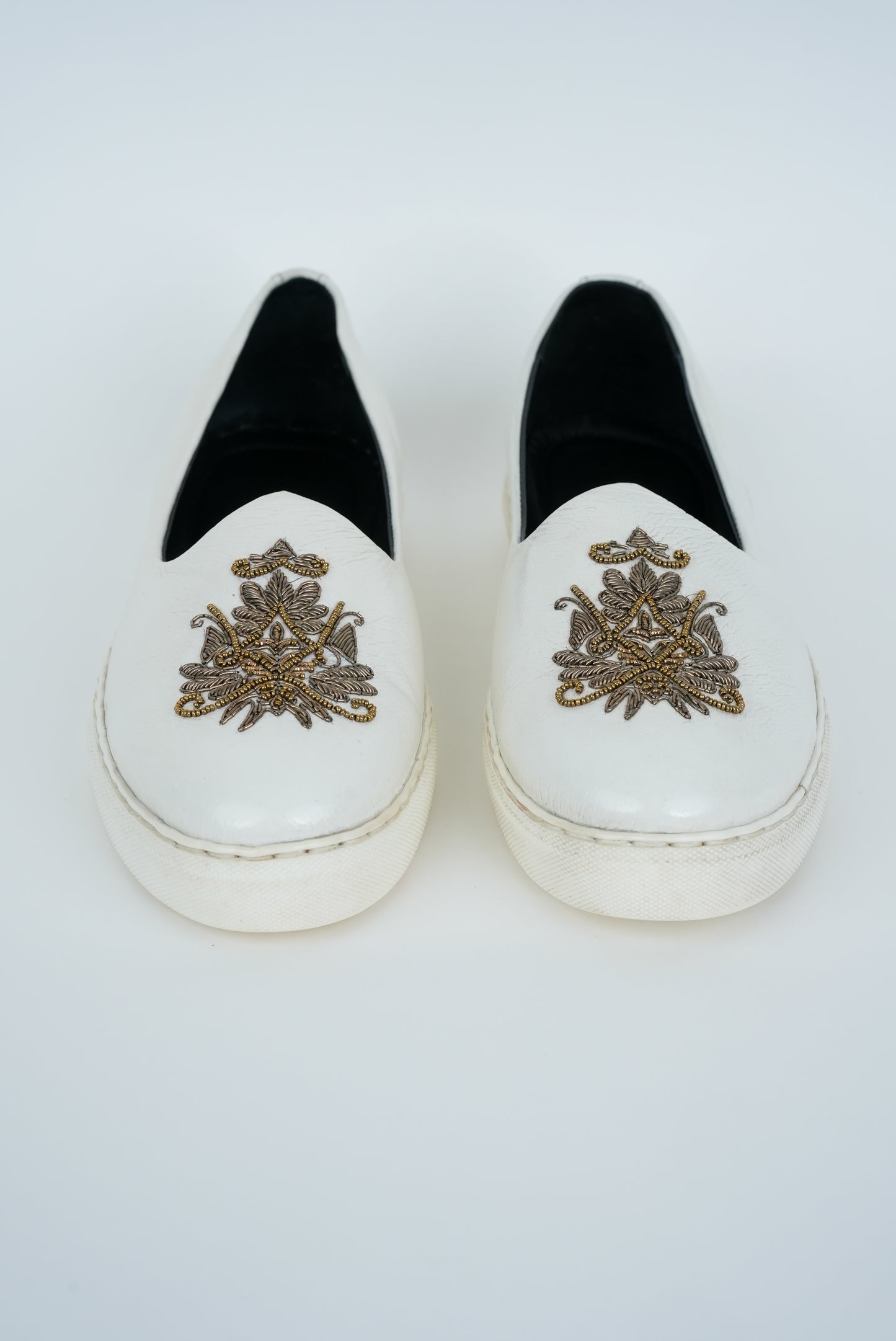 WHITE WITH HANDMADE  EMBRIODERY SNEAKER SOLE JUTTI