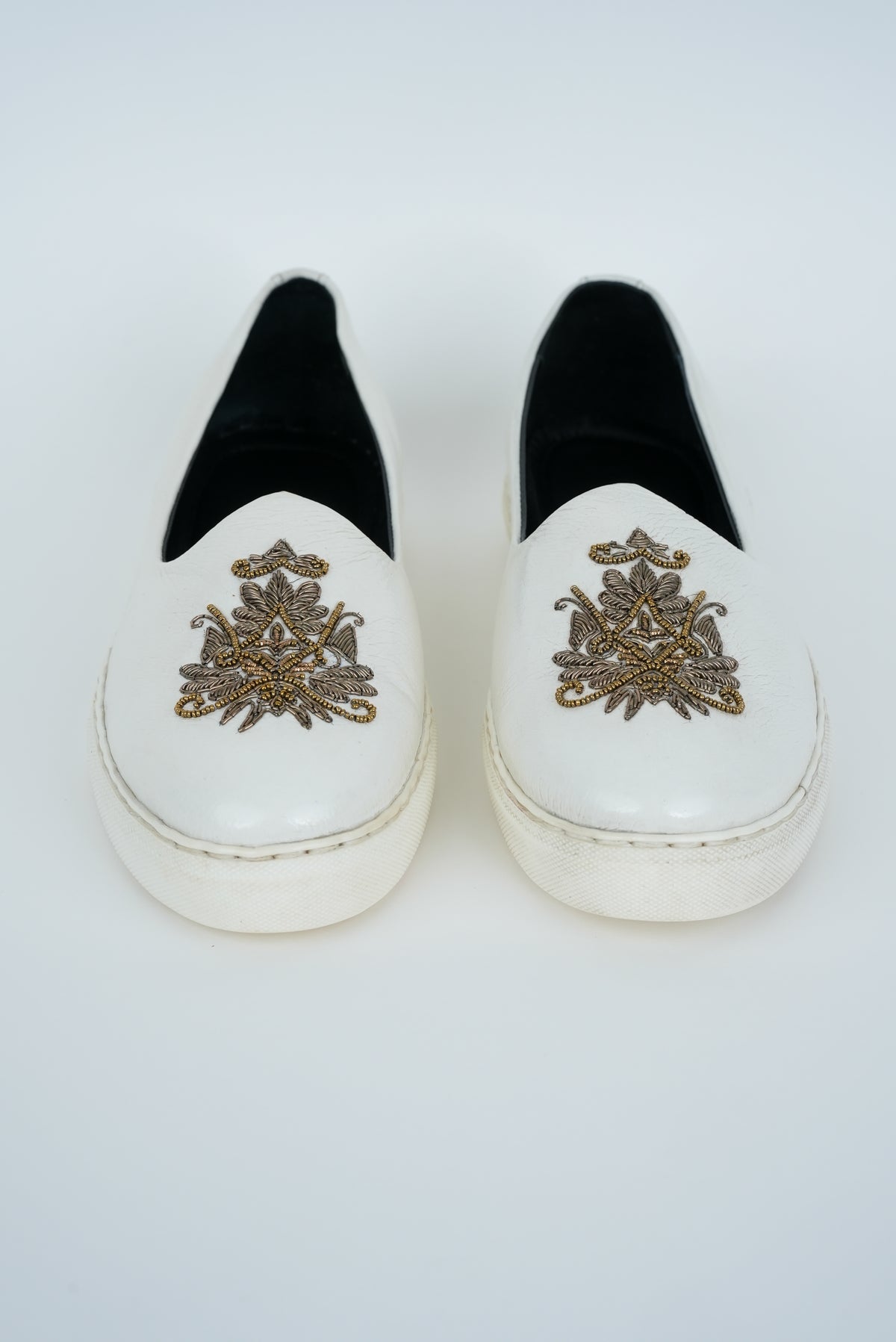 WHITE WITH HANDMADE  EMBRIODERY SNEAKER SOLE JUTTI