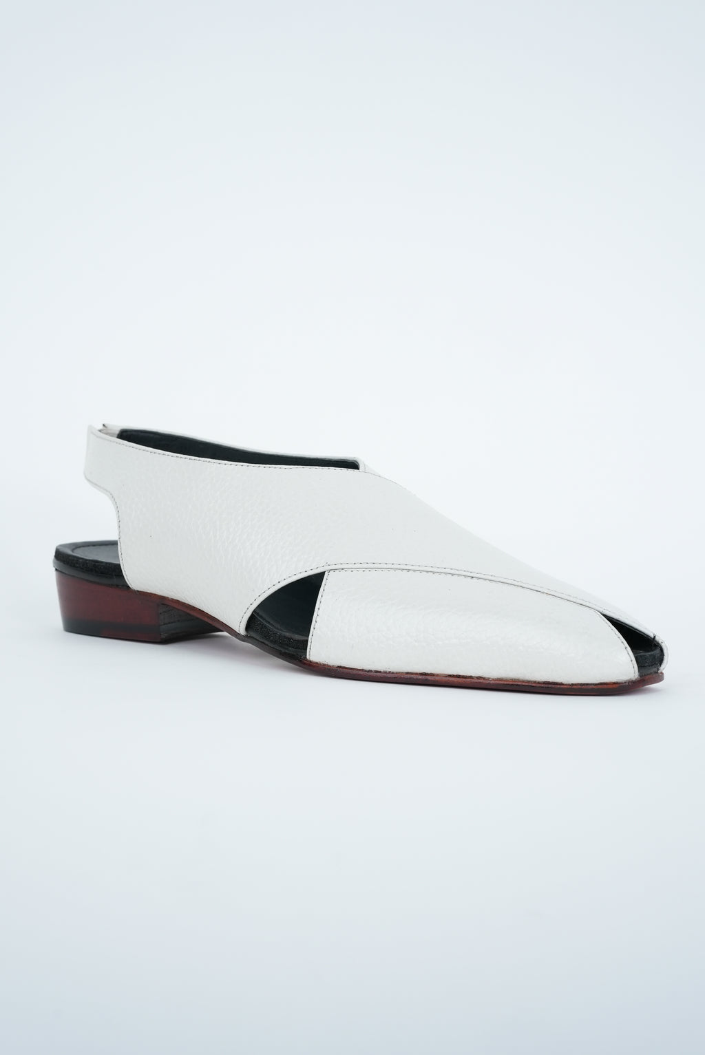 CLASSIC WHITE CRISS-CROSS  STRAP SANDAL