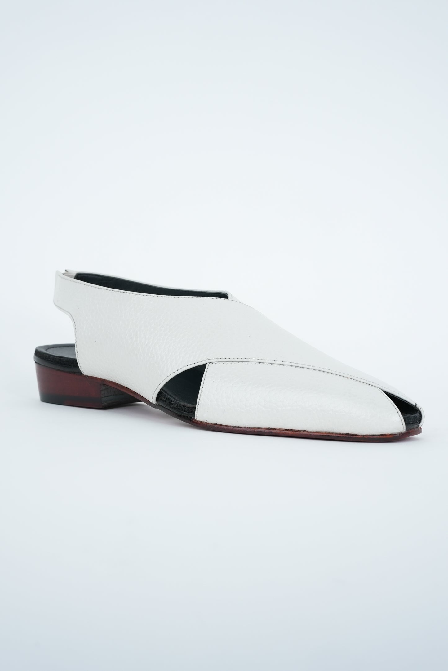 CLASSIC WHITE CRISS-CROSS  STRAP SANDAL