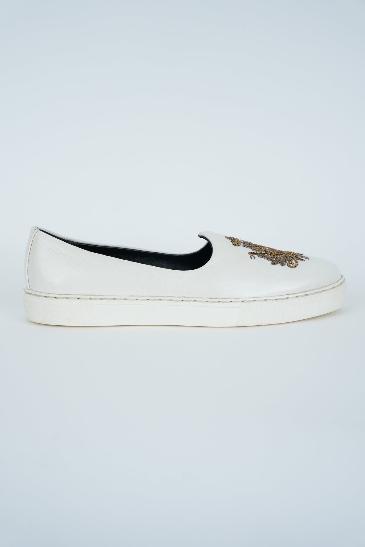 WHITE WITH HANDMADE  EMBRIODERY SNEAKER SOLE JUTTI