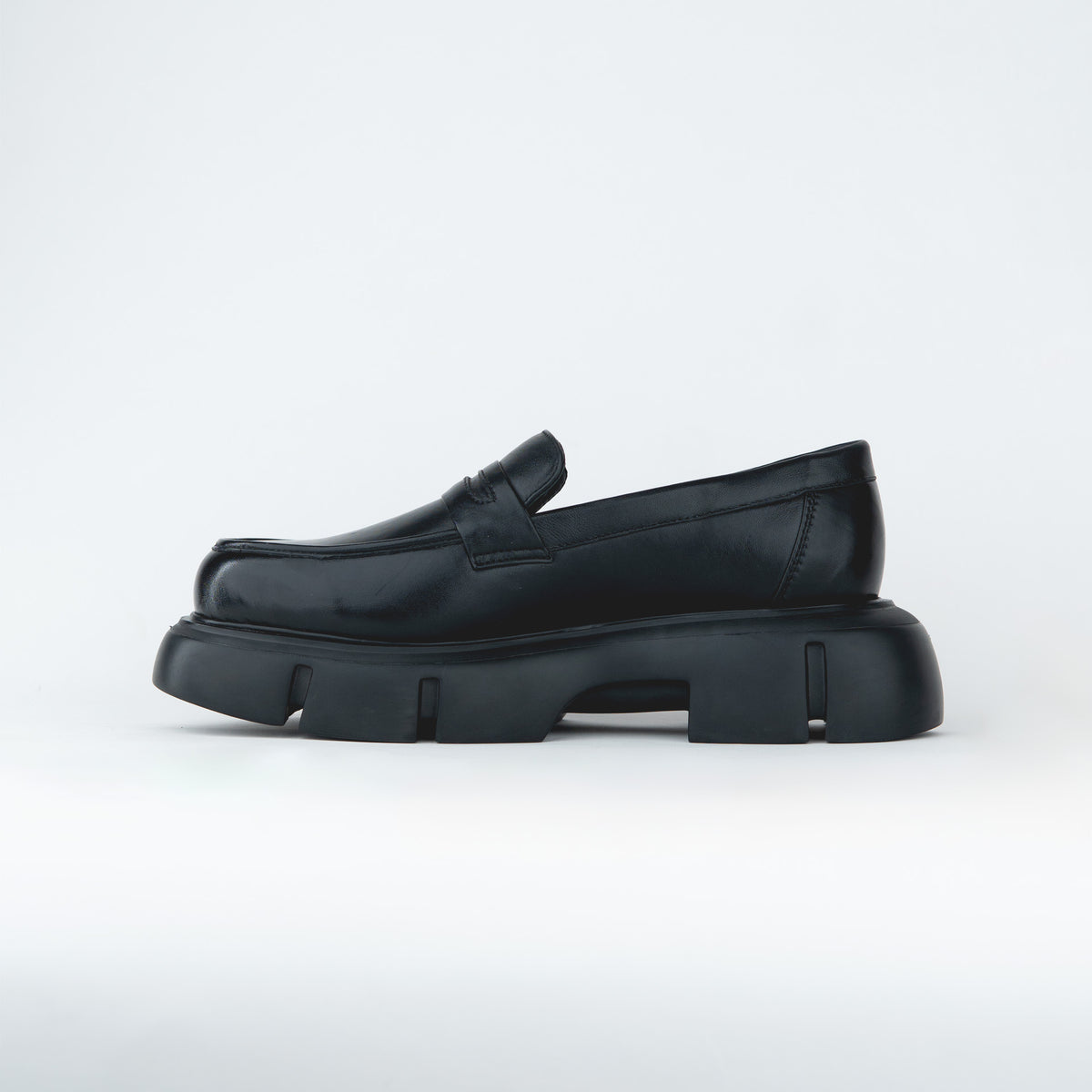 SHOES WITH A ROUNDED TOE AND CHUNKY SOLE