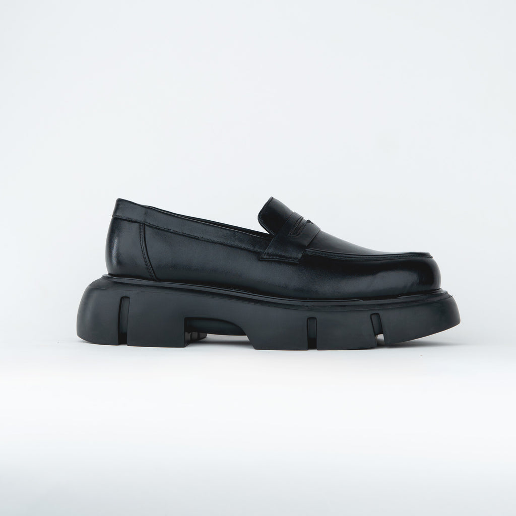 SHOES WITH A ROUNDED TOE AND CHUNKY SOLE