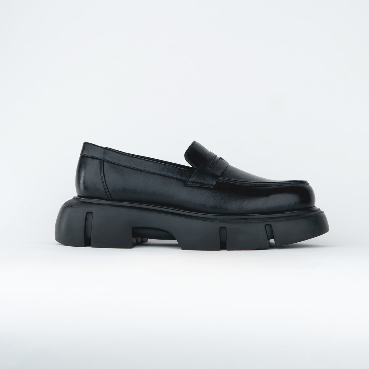 SHOES WITH A ROUNDED TOE AND CHUNKY SOLE