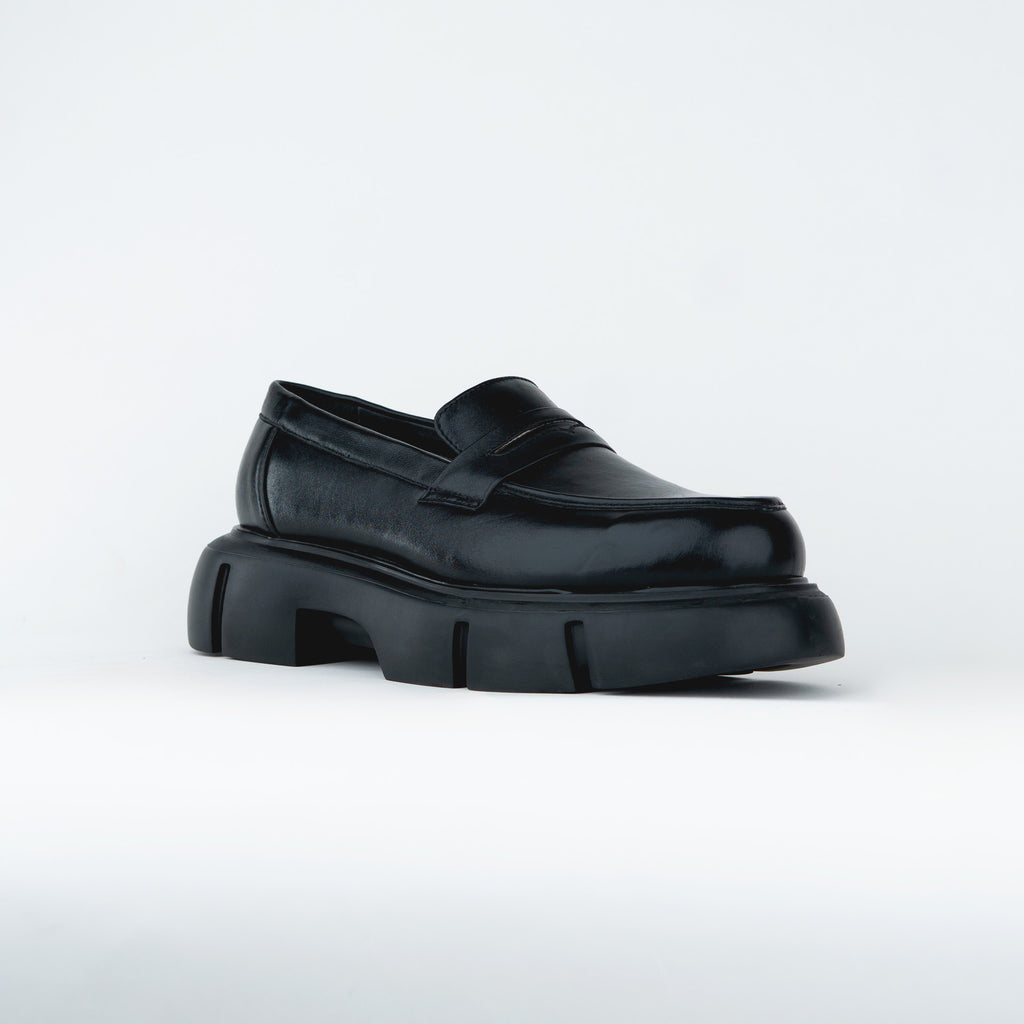 SHOES WITH A ROUNDED TOE AND CHUNKY SOLE