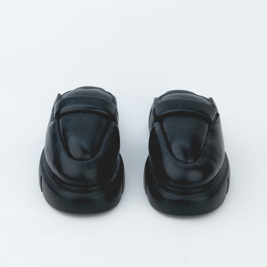 SHOES WITH A ROUNDED TOE AND CHUNKY SOLE