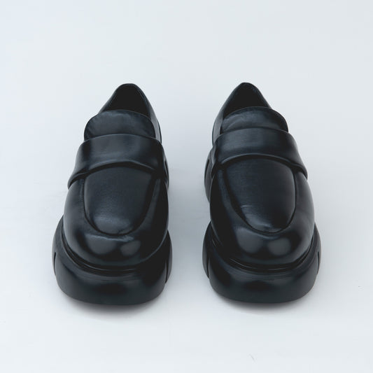 SHOES WITH A ROUNDED TOE AND CHUNKY SOLE